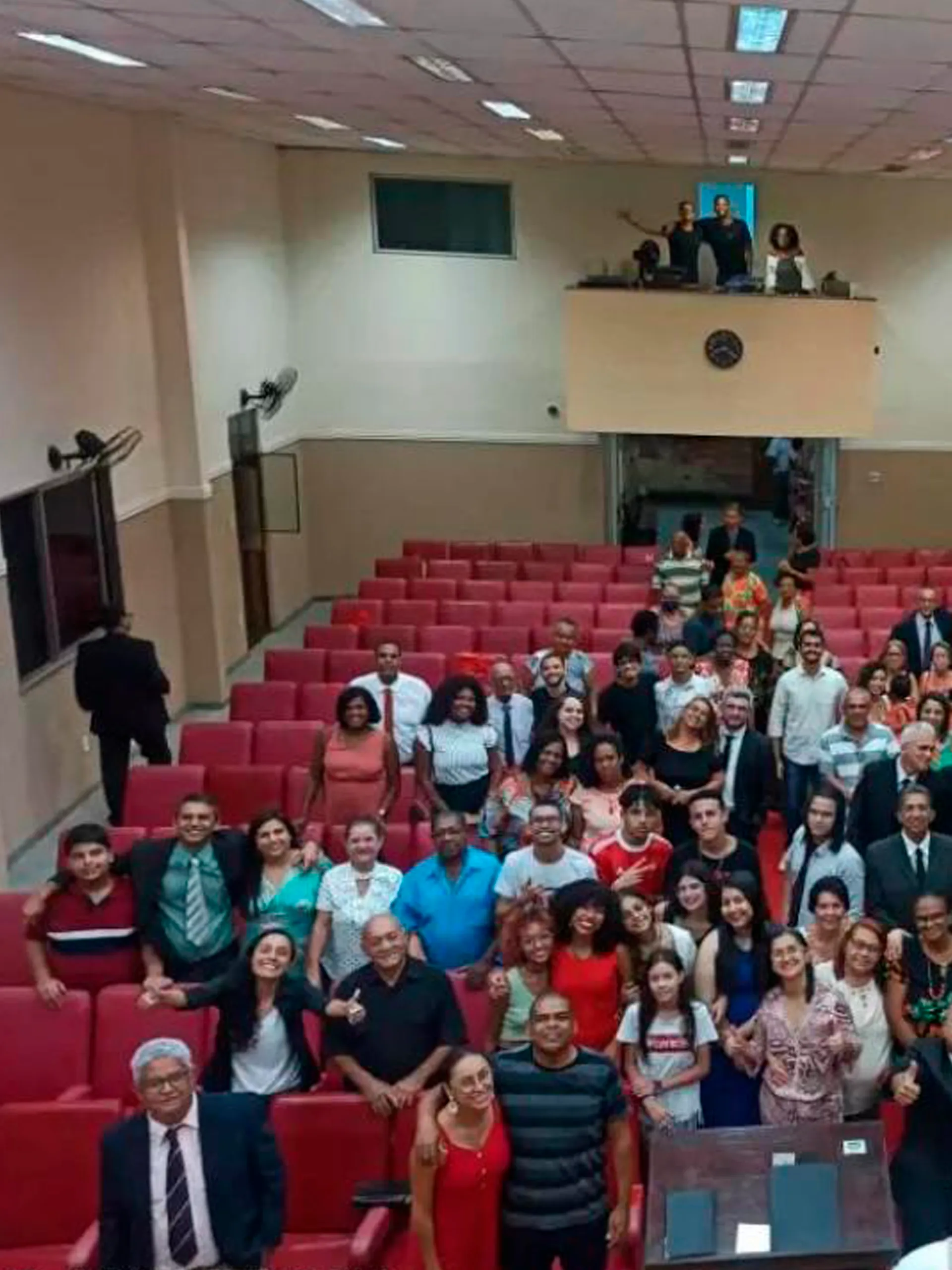 Culto cristão na Igreja de Nova Vida com fiéis reunidos em adoração