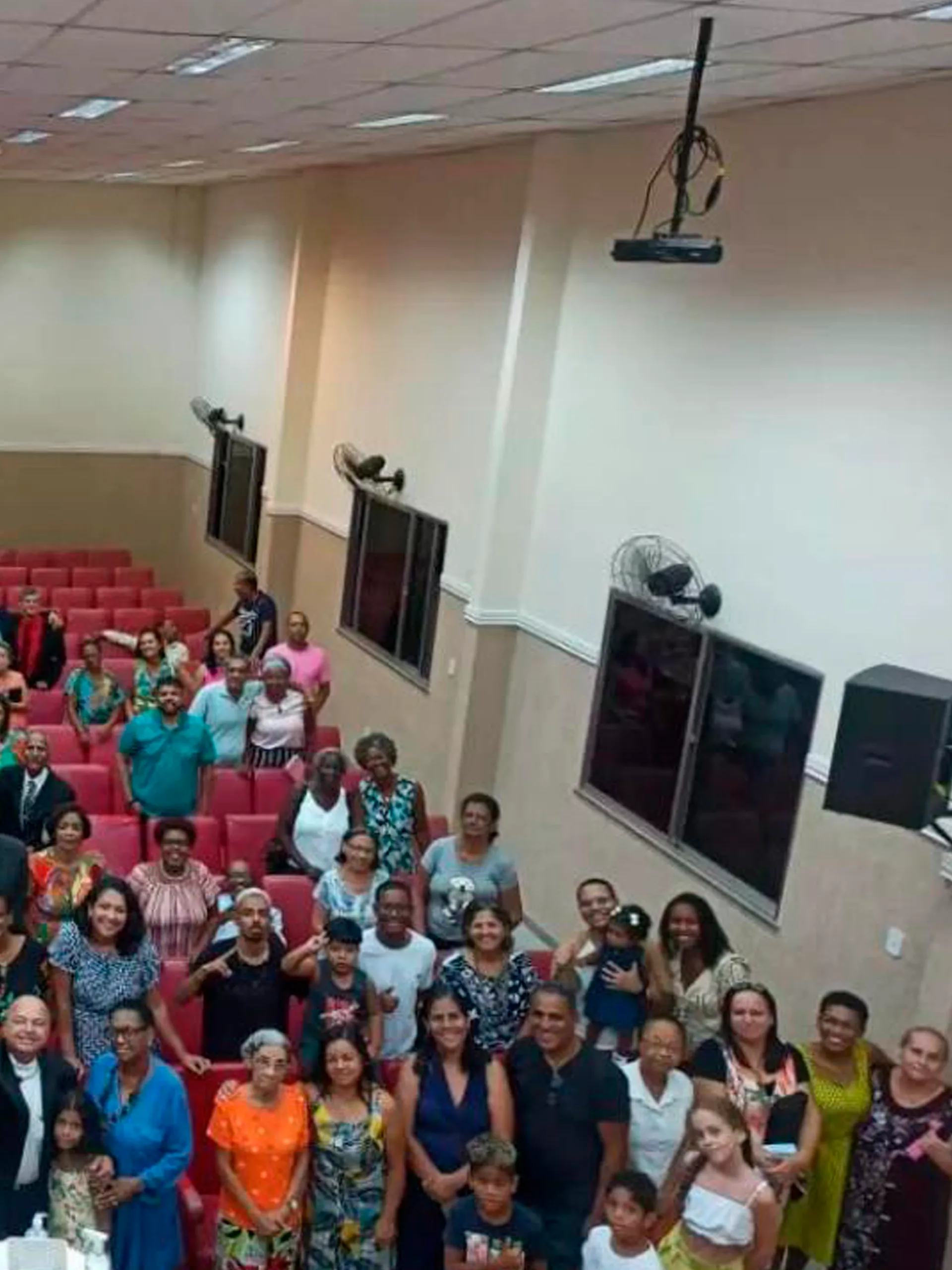 Culto cristão na Igreja de Nova Vida com fiéis reunidos em adoração