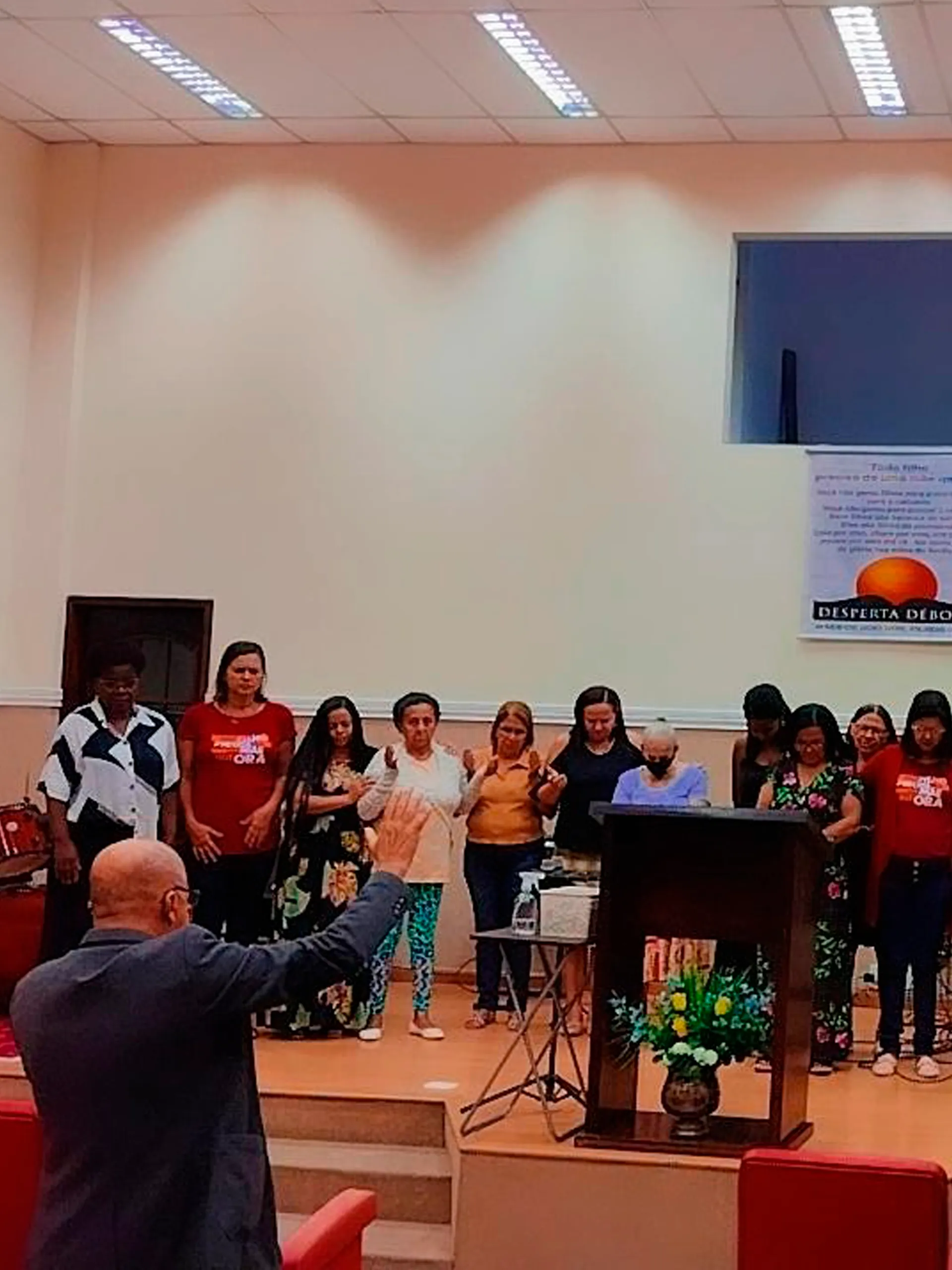 Culto cristão na Igreja de Nova Vida com fiéis reunidos em adoração