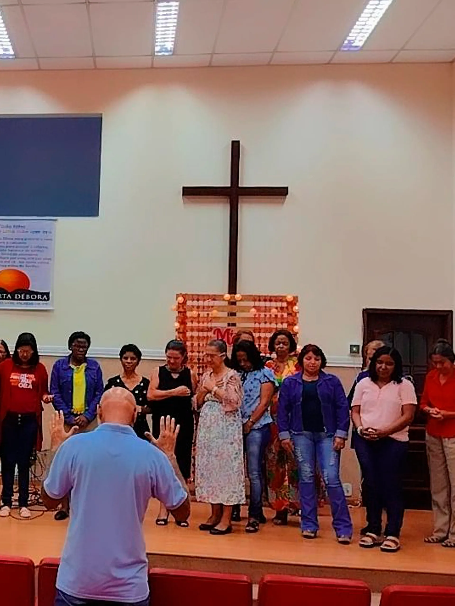 Culto cristão na Igreja de Nova Vida com fiéis reunidos em adoração