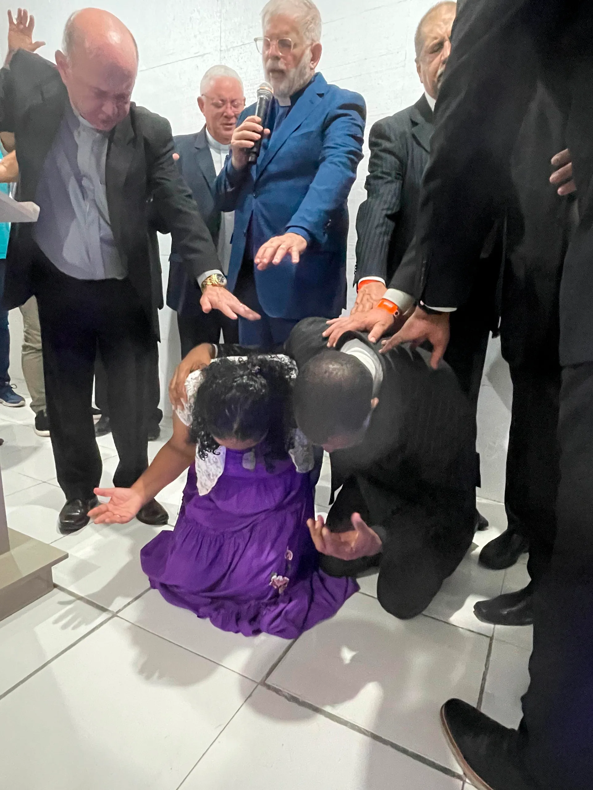 Culto cristão na Igreja de Nova Vida com fiéis reunidos em adoração