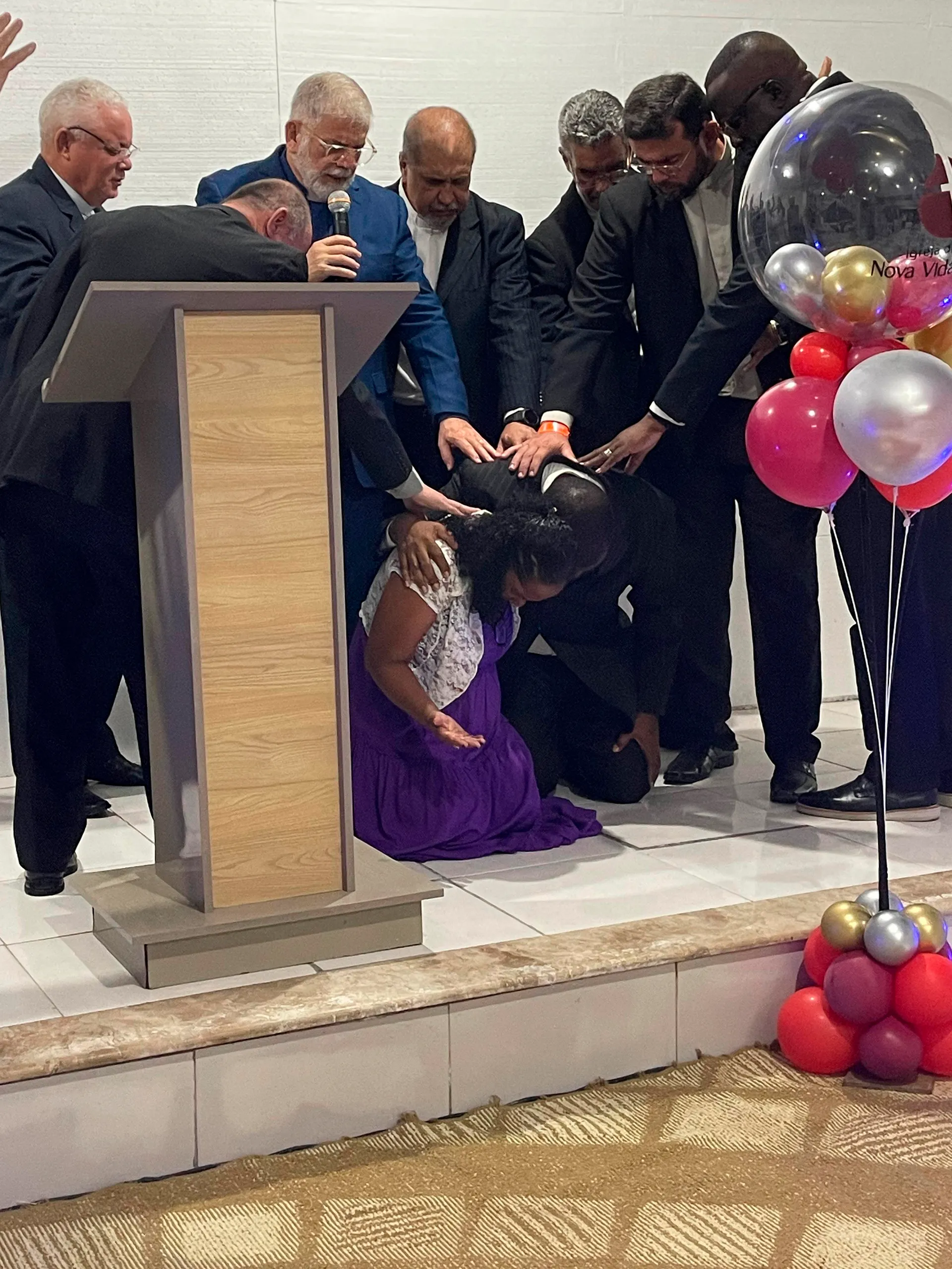 Culto cristão na Igreja de Nova Vida com fiéis reunidos em adoração