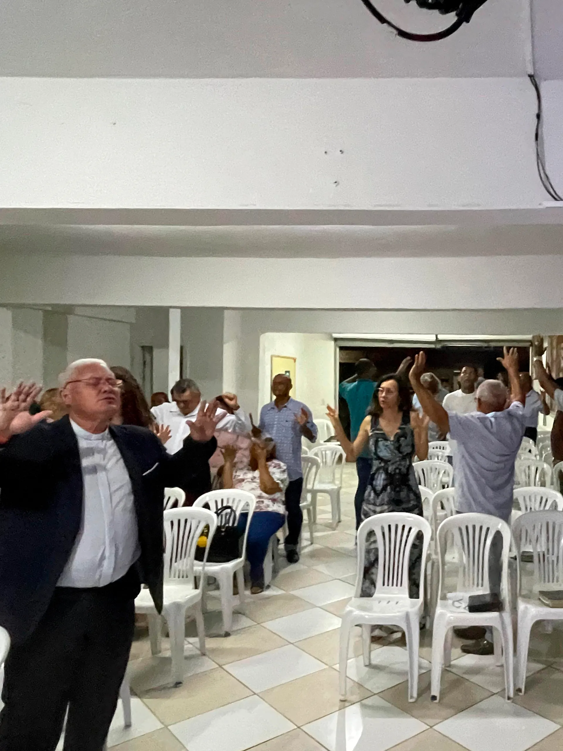 Culto cristão na Igreja de Nova Vida com fiéis reunidos em adoração