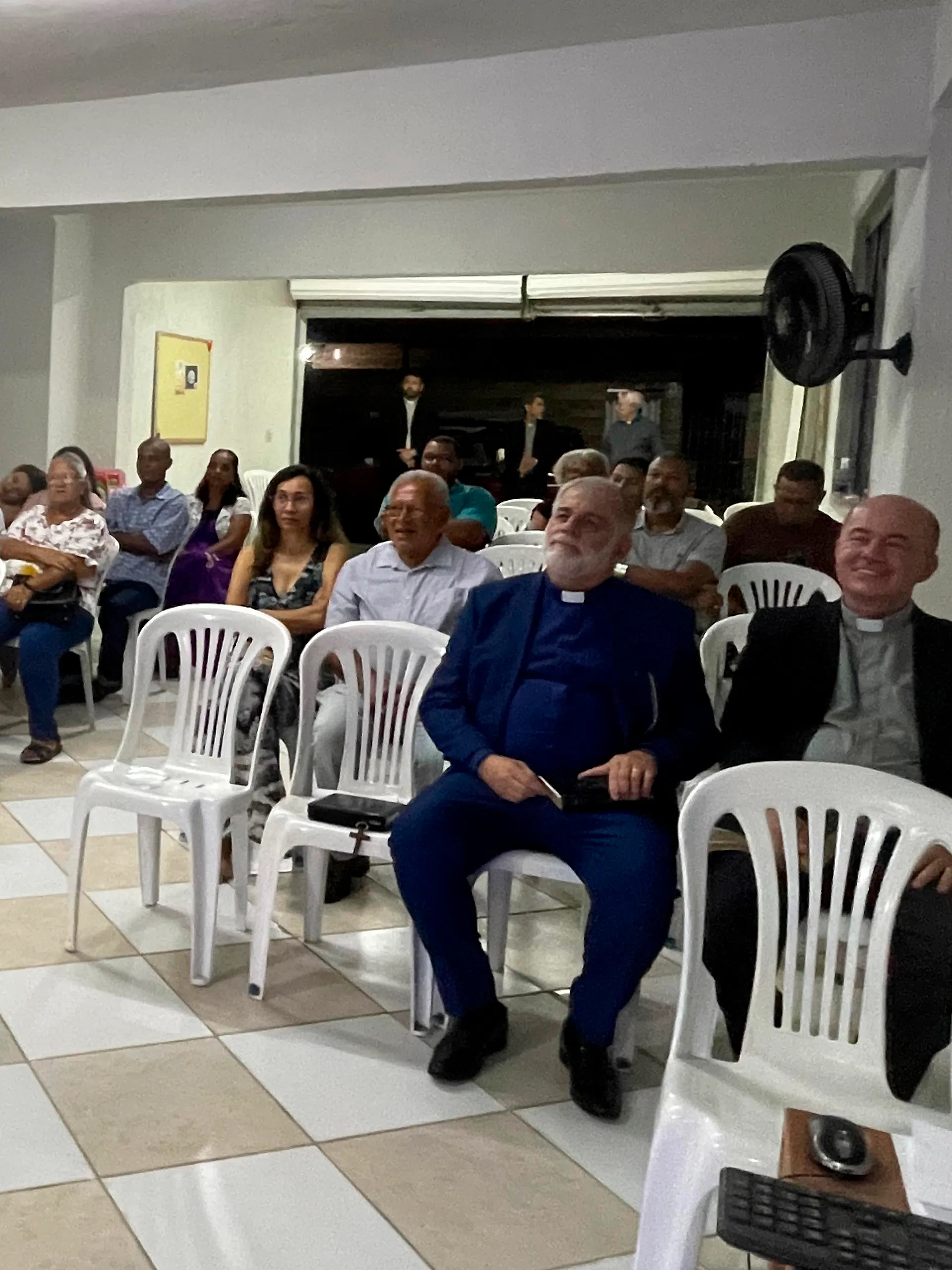 Culto cristão na Igreja de Nova Vida com fiéis reunidos em adoração