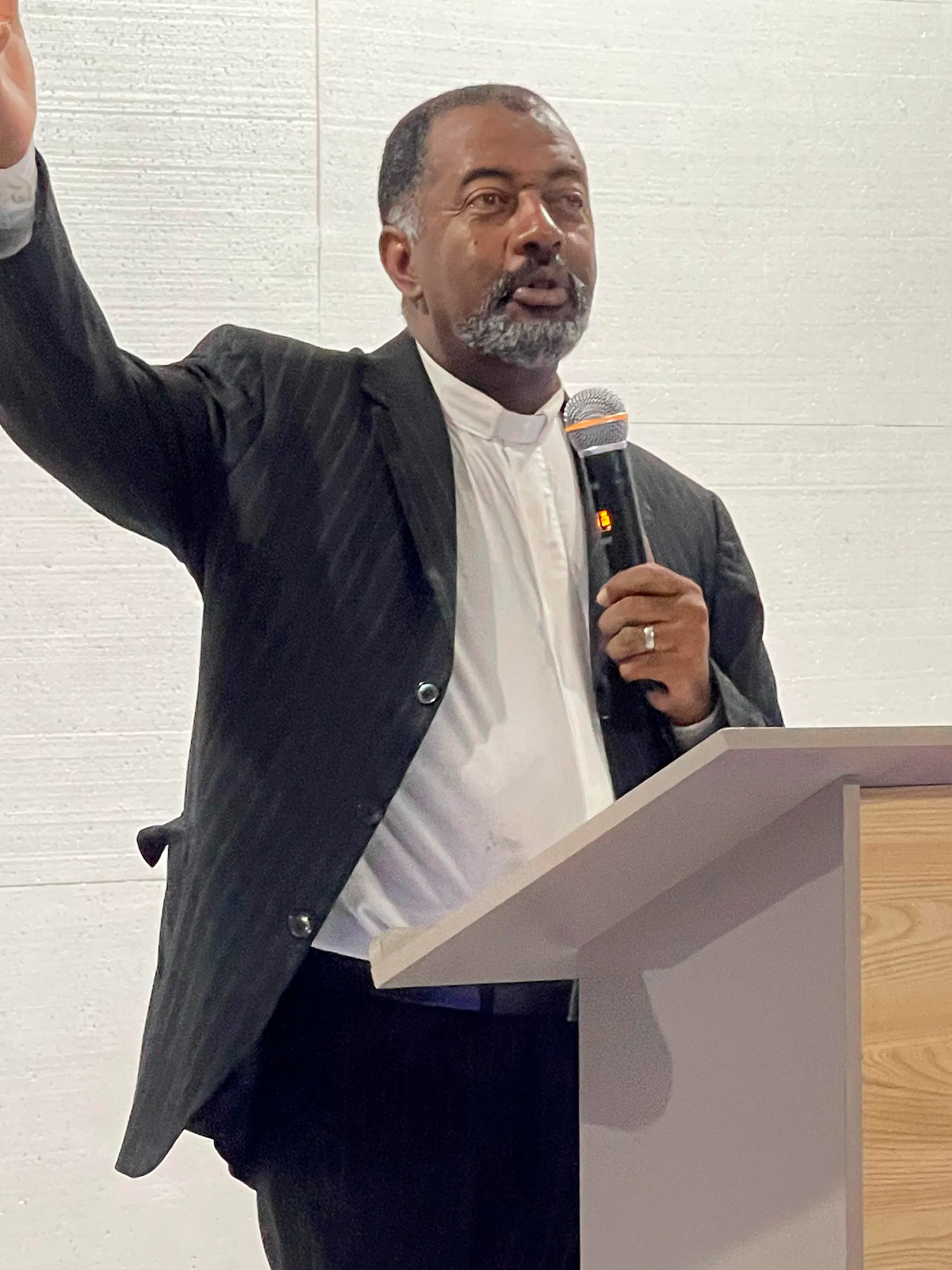 Culto cristão na Igreja de Nova Vida com fiéis reunidos em adoração