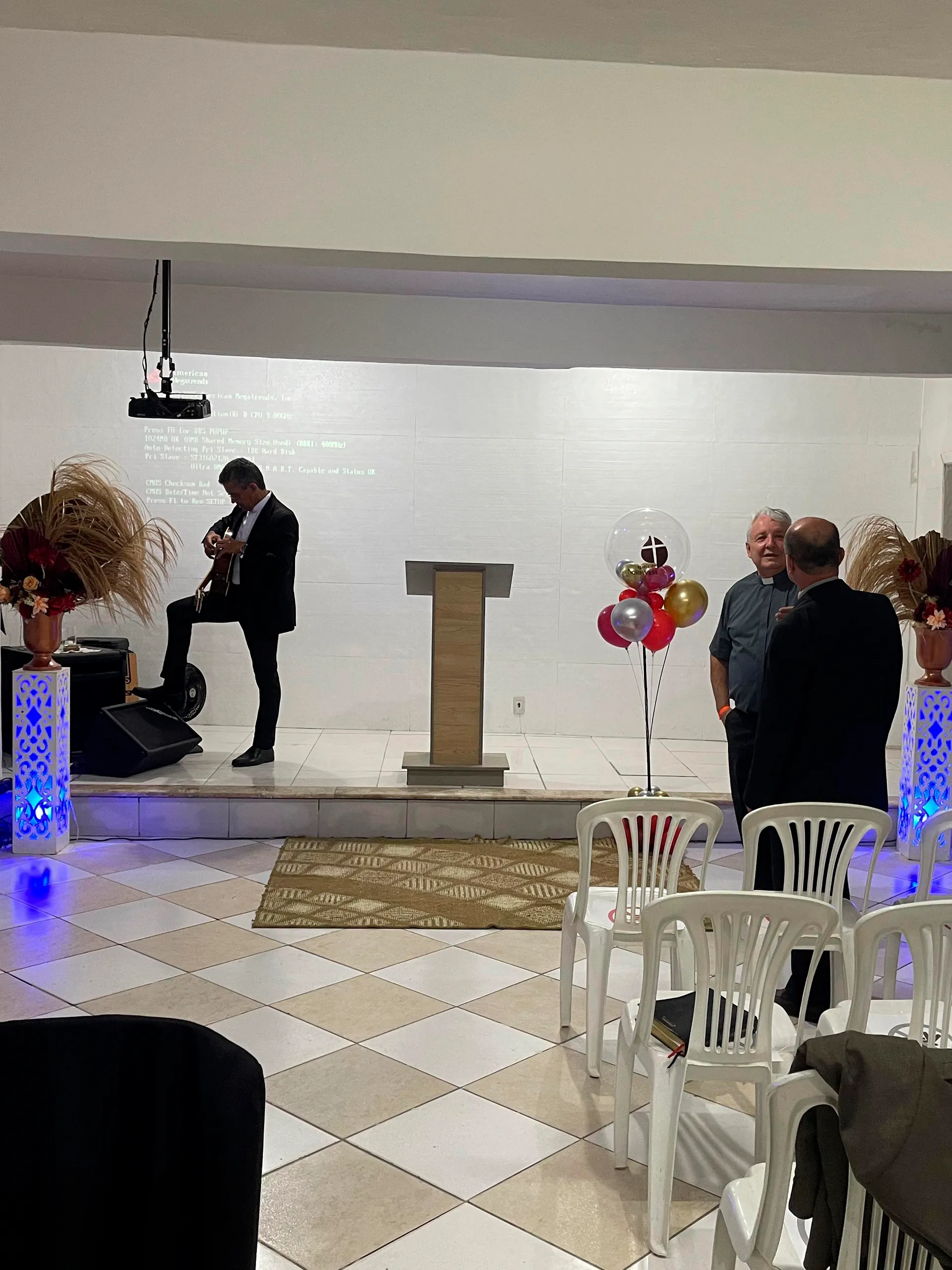 Culto cristão na Igreja de Nova Vida com fiéis reunidos em adoração