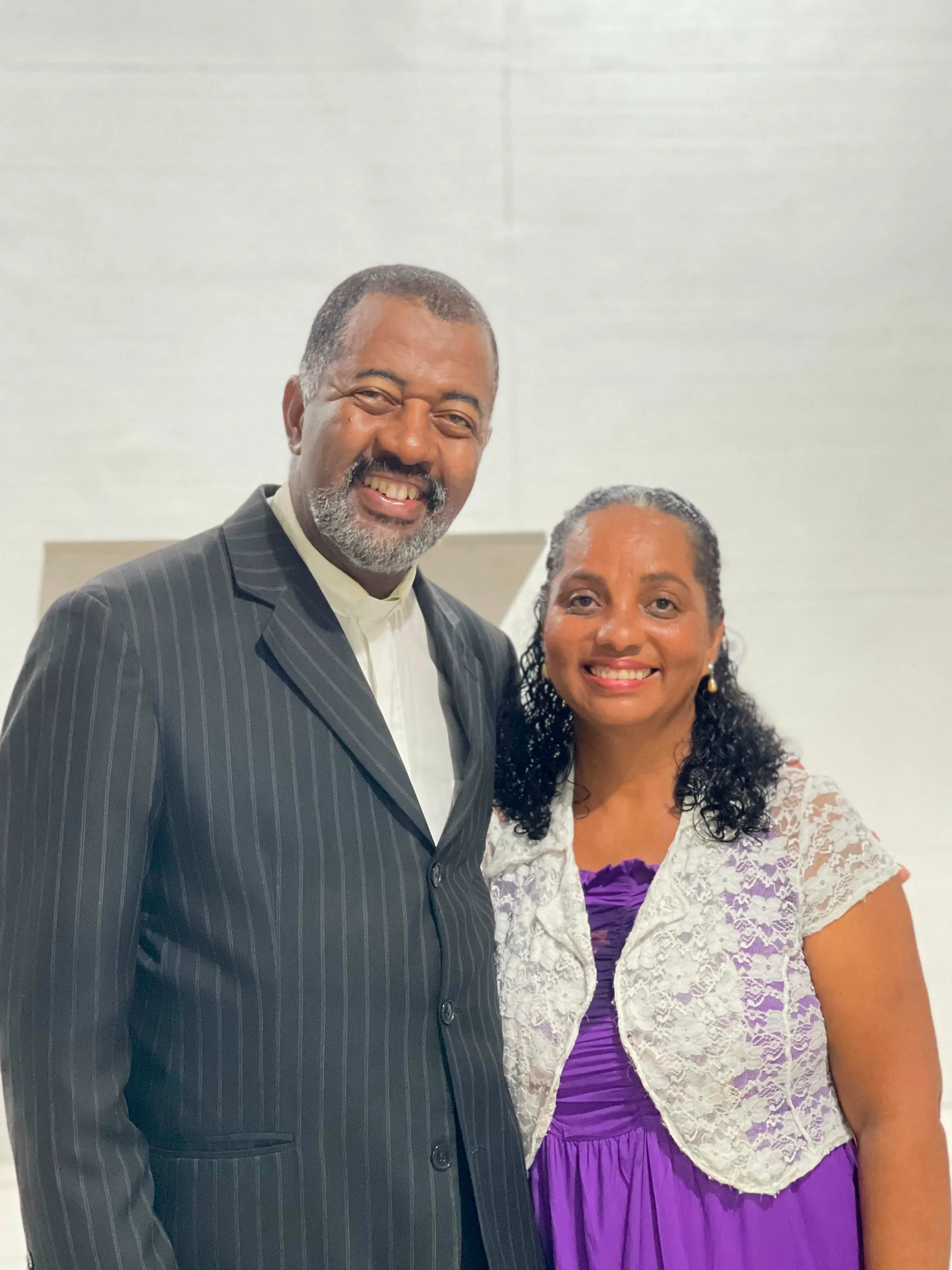 Culto cristão na Igreja de Nova Vida com fiéis reunidos em adoração