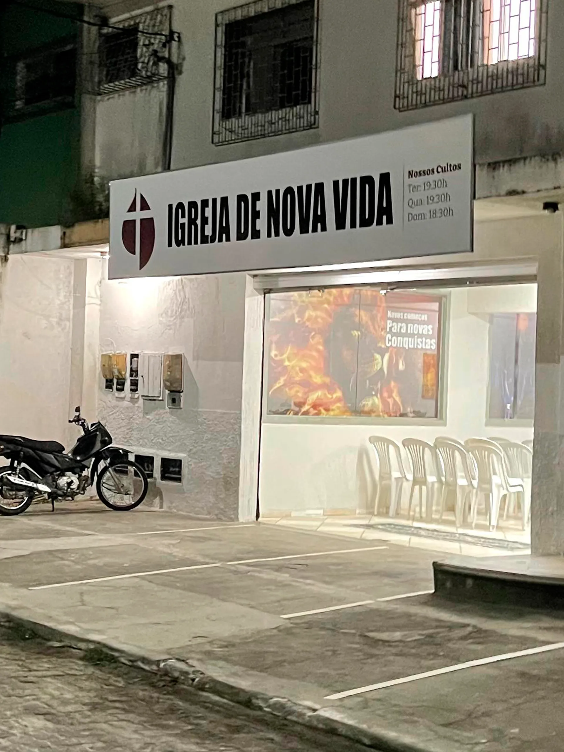 Culto cristão na Igreja de Nova Vida com fiéis reunidos em adoração