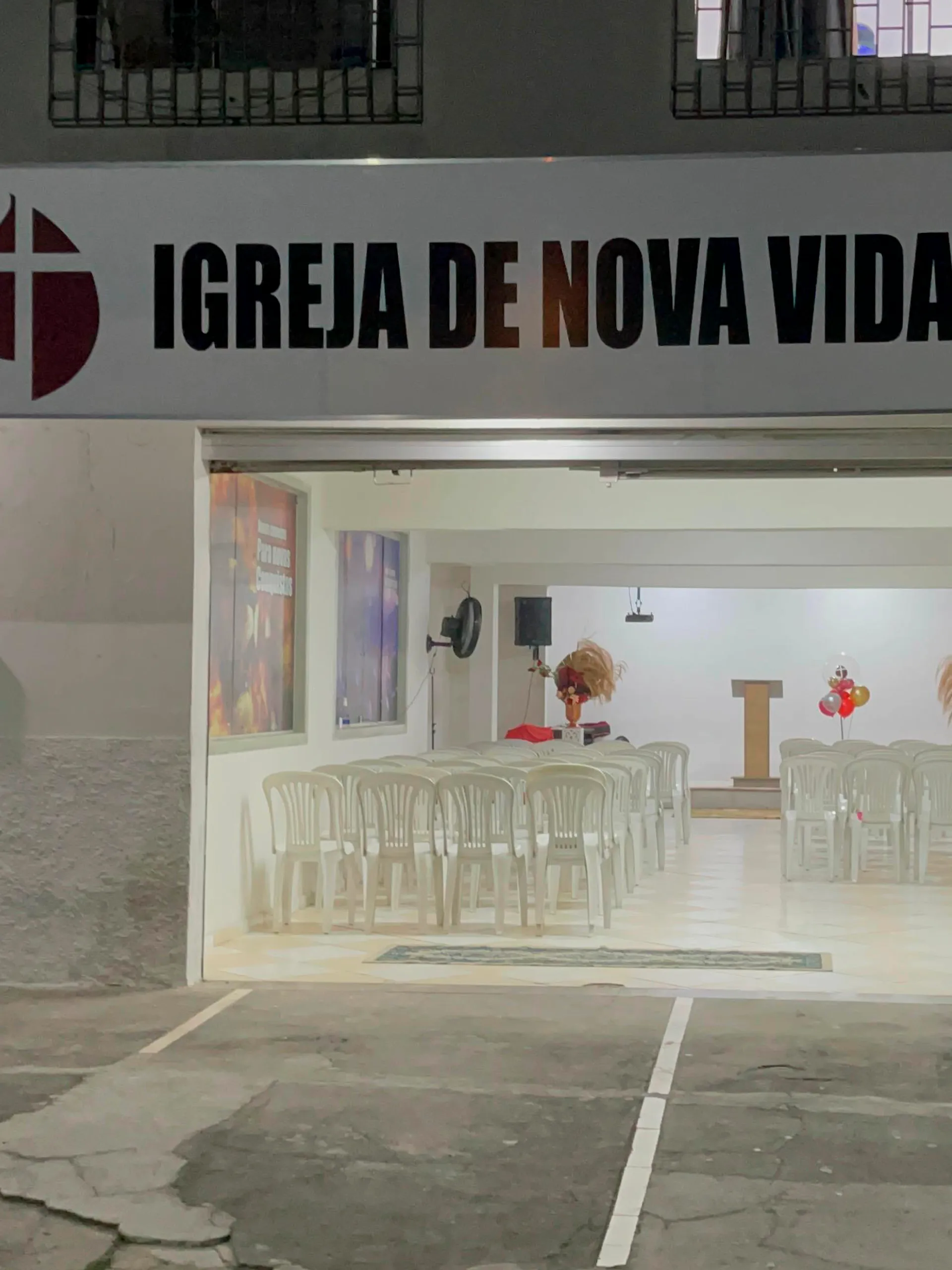 Culto cristão na Igreja de Nova Vida com fiéis reunidos em adoração