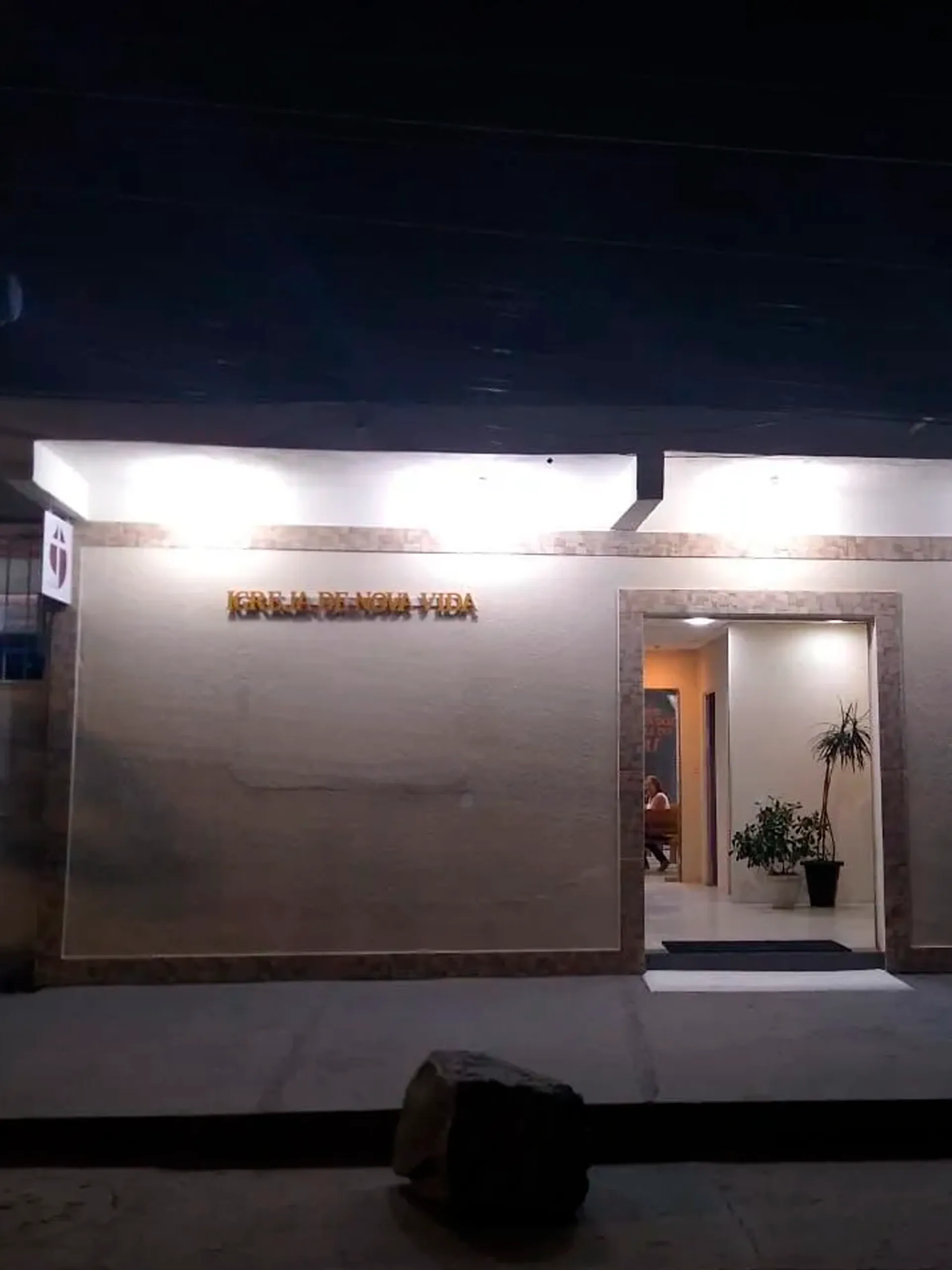 Culto cristão na Igreja de Nova Vida com fiéis reunidos em adoração