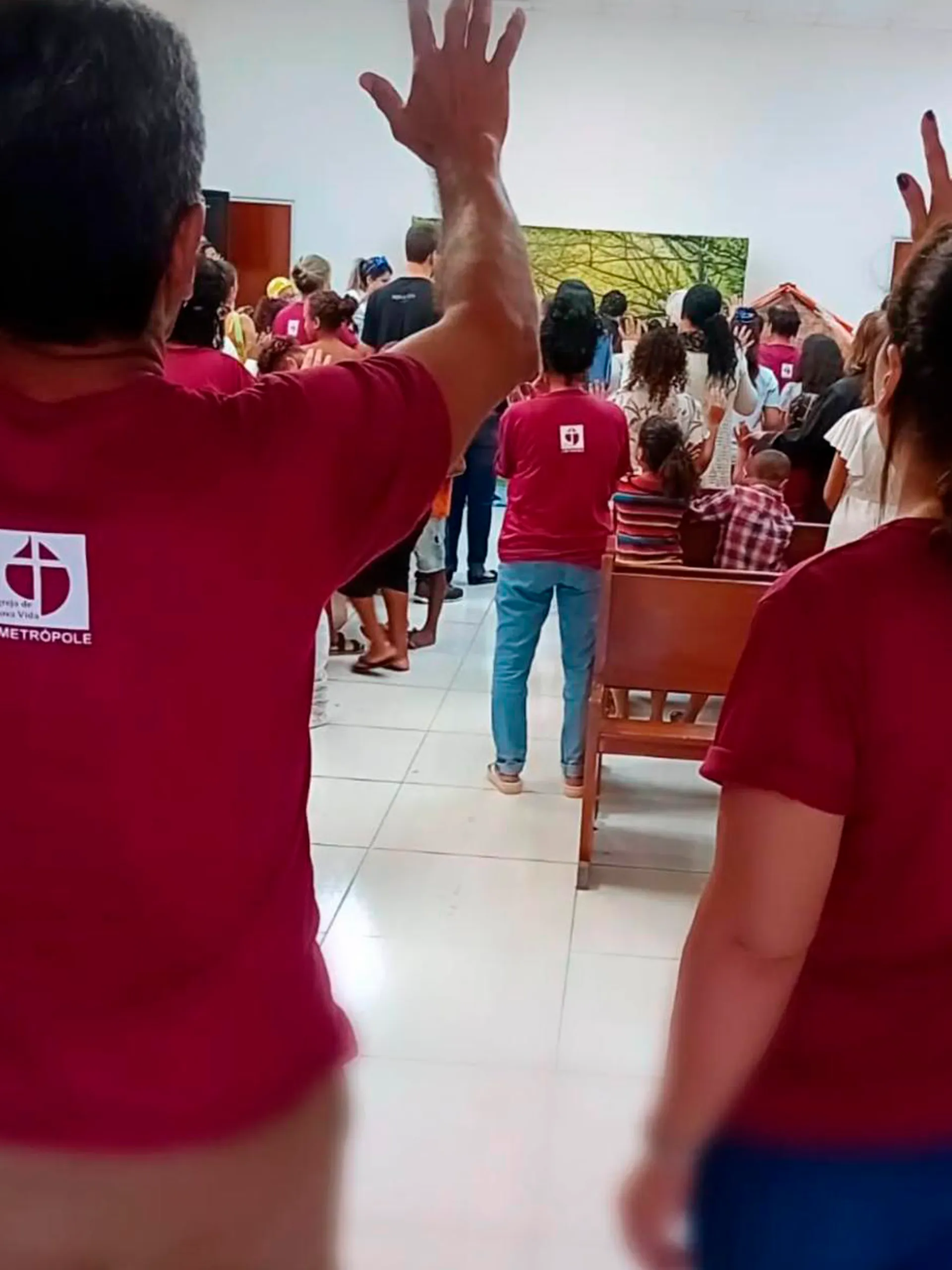 Culto cristão na Igreja de Nova Vida com fiéis reunidos em adoração