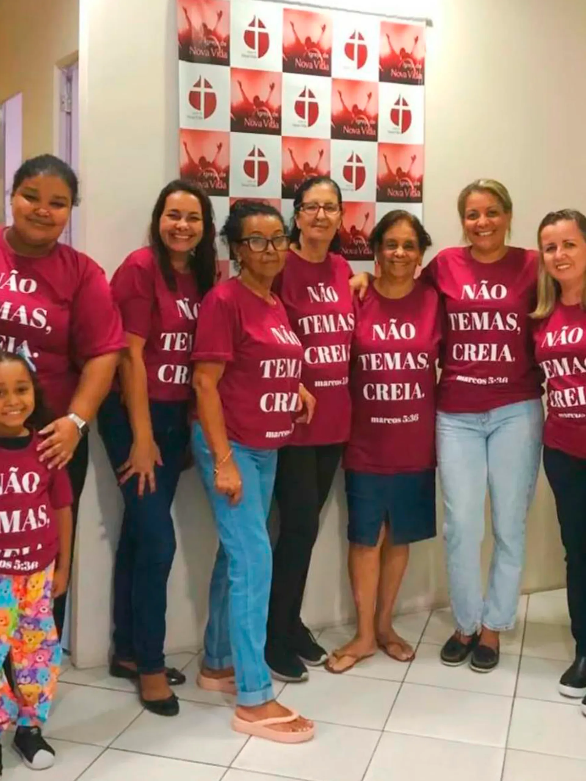 Culto cristão na Igreja de Nova Vida com fiéis reunidos em adoração