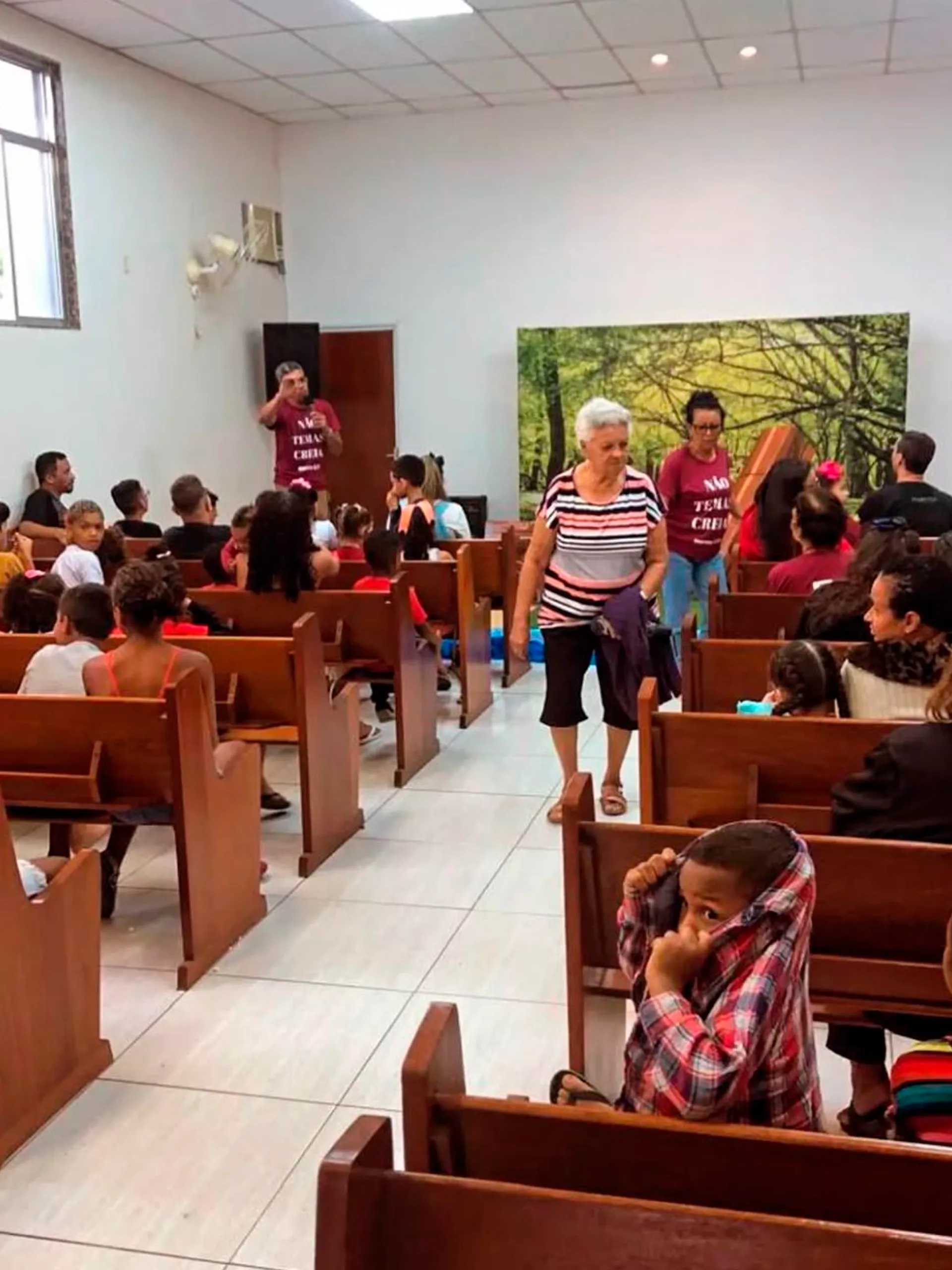 Culto cristão na Igreja de Nova Vida com fiéis reunidos em adoração