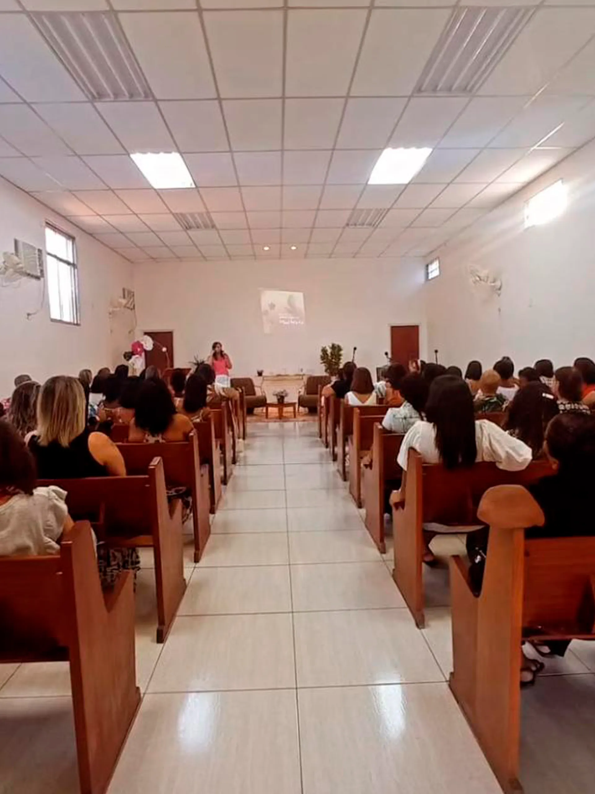 Culto cristão na Igreja de Nova Vida com fiéis reunidos em adoração