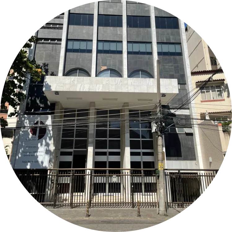 Culto cristão na Igreja de Nova Vida com fiéis reunidos em adoração