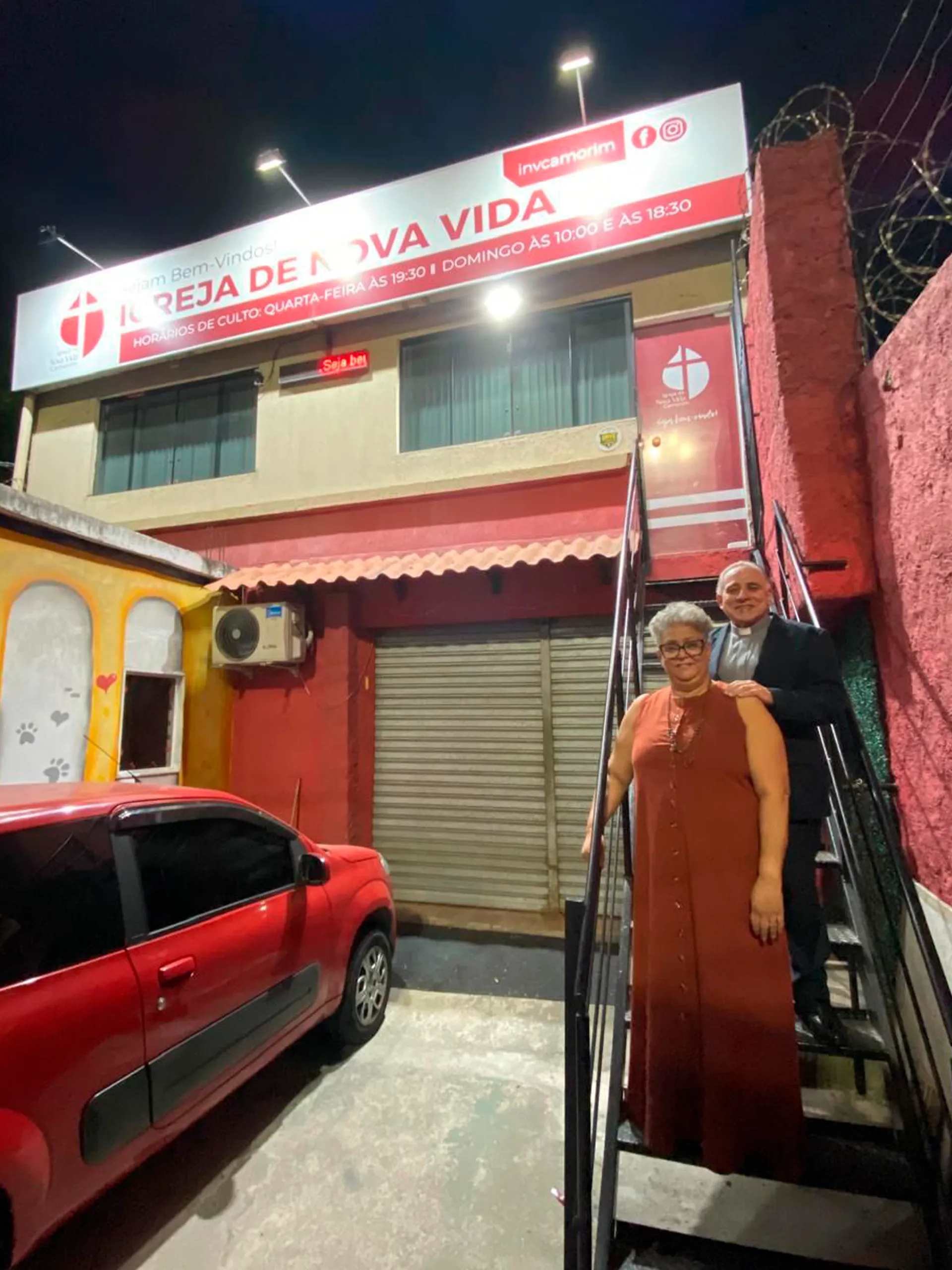 Culto cristão na Igreja de Nova Vida com fiéis reunidos em adoração