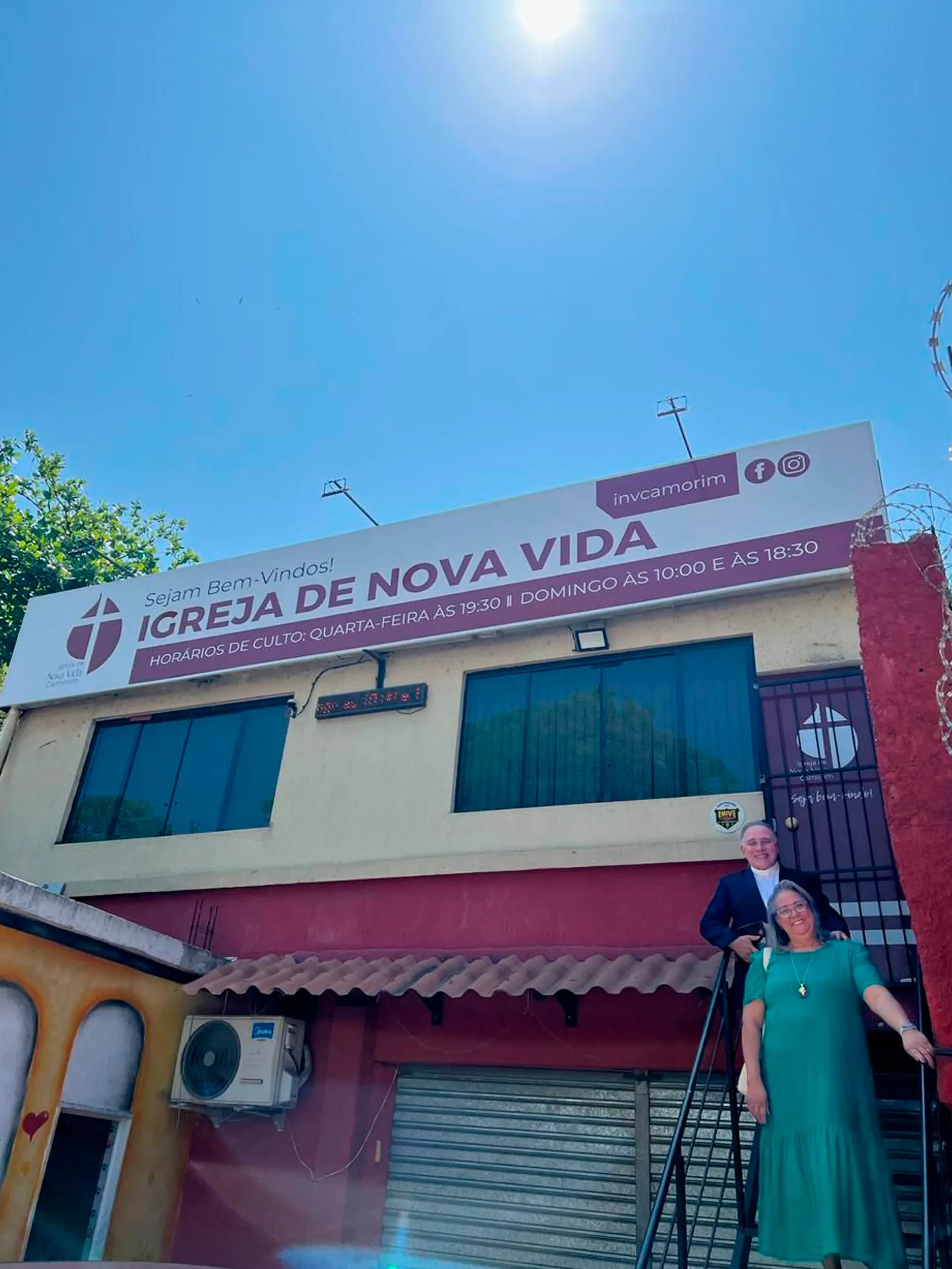 Culto cristão na Igreja de Nova Vida com fiéis reunidos em adoração