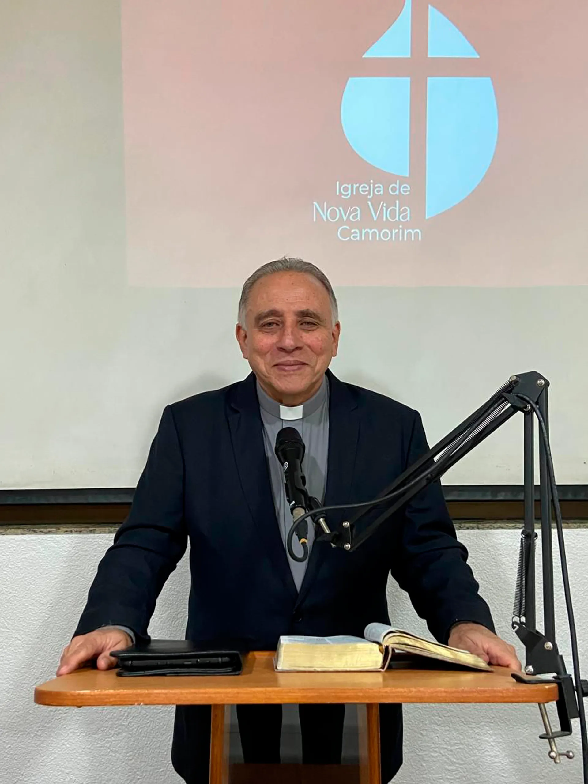 Culto cristão na Igreja de Nova Vida com fiéis reunidos em adoração