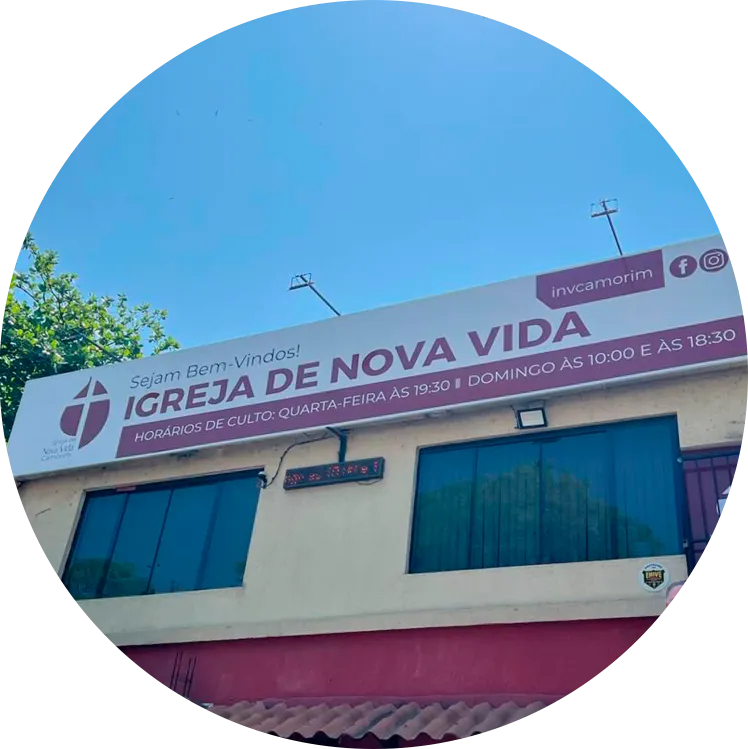 Culto cristão na Igreja de Nova Vida com fiéis reunidos em adoração