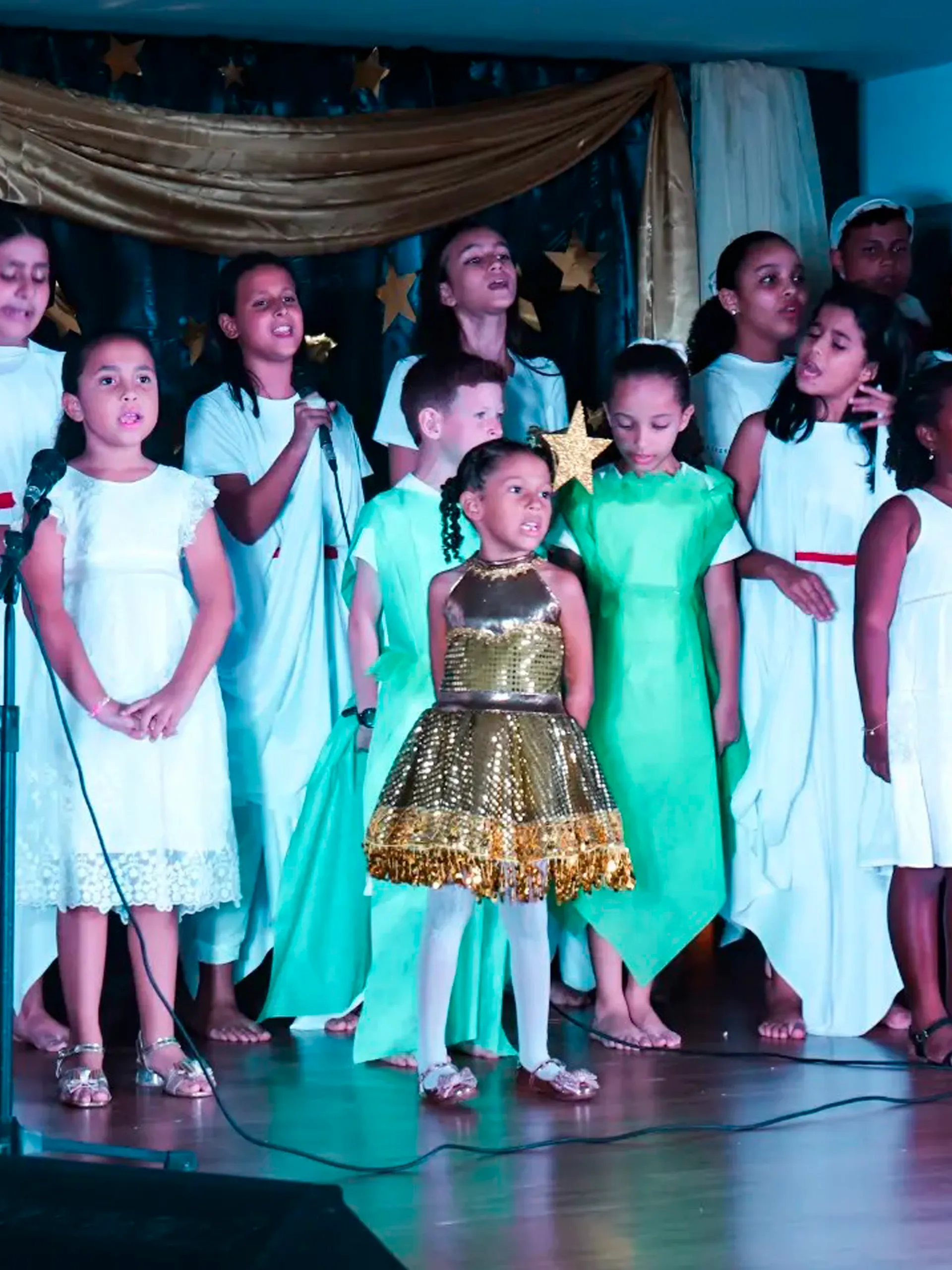 Culto cristão na Igreja de Nova Vida com fiéis reunidos em adoração