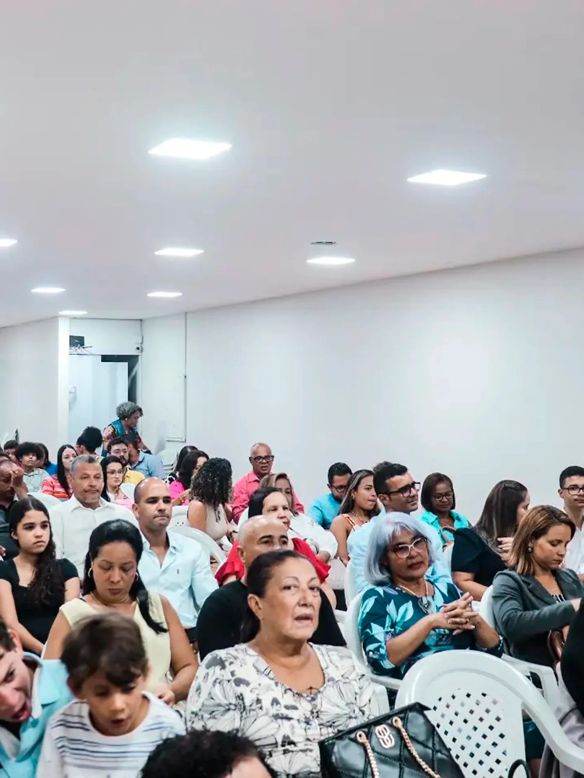 Culto cristão na Igreja de Nova Vida com fiéis reunidos em adoração