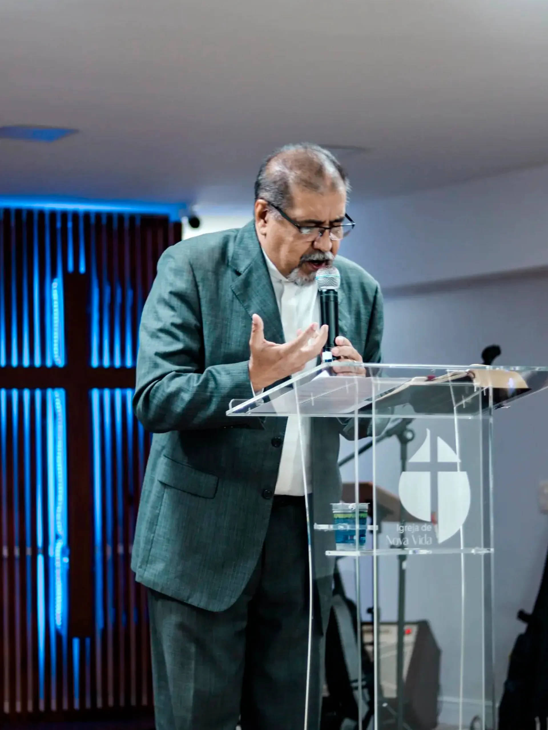 Culto cristão na Igreja de Nova Vida com fiéis reunidos em adoração