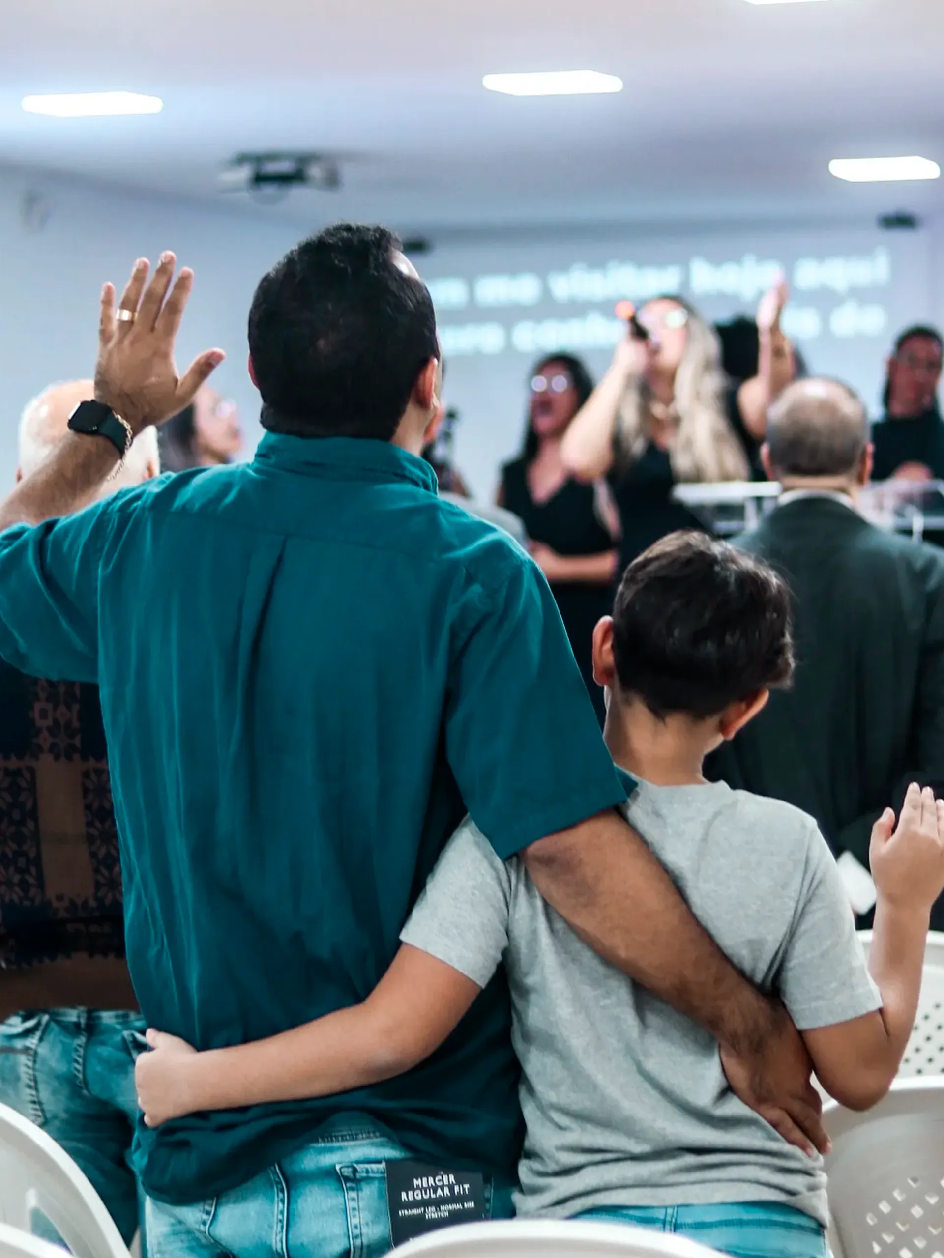 Culto cristão na Igreja de Nova Vida com fiéis reunidos em adoração