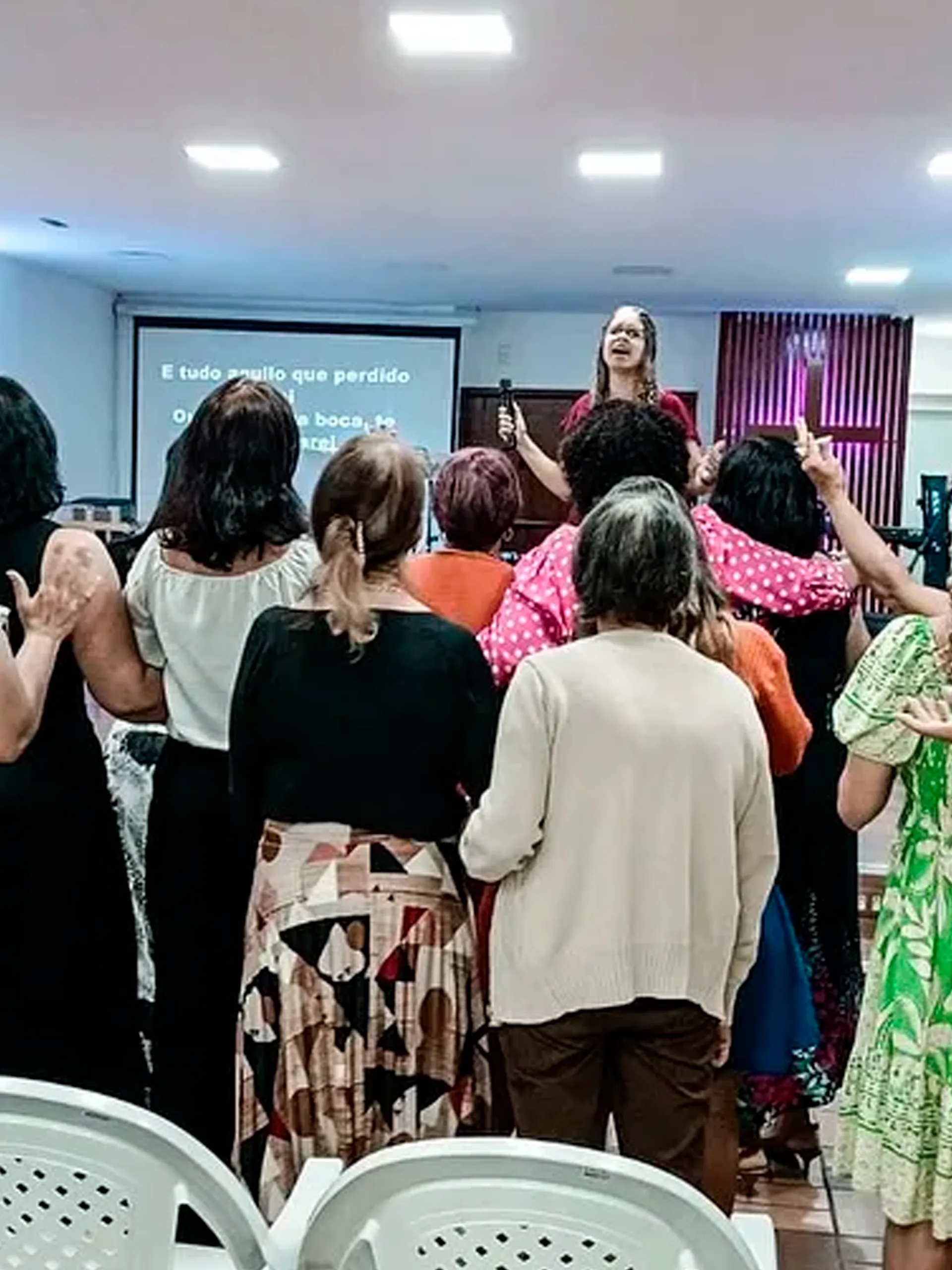 Culto cristão na Igreja de Nova Vida com fiéis reunidos em adoração