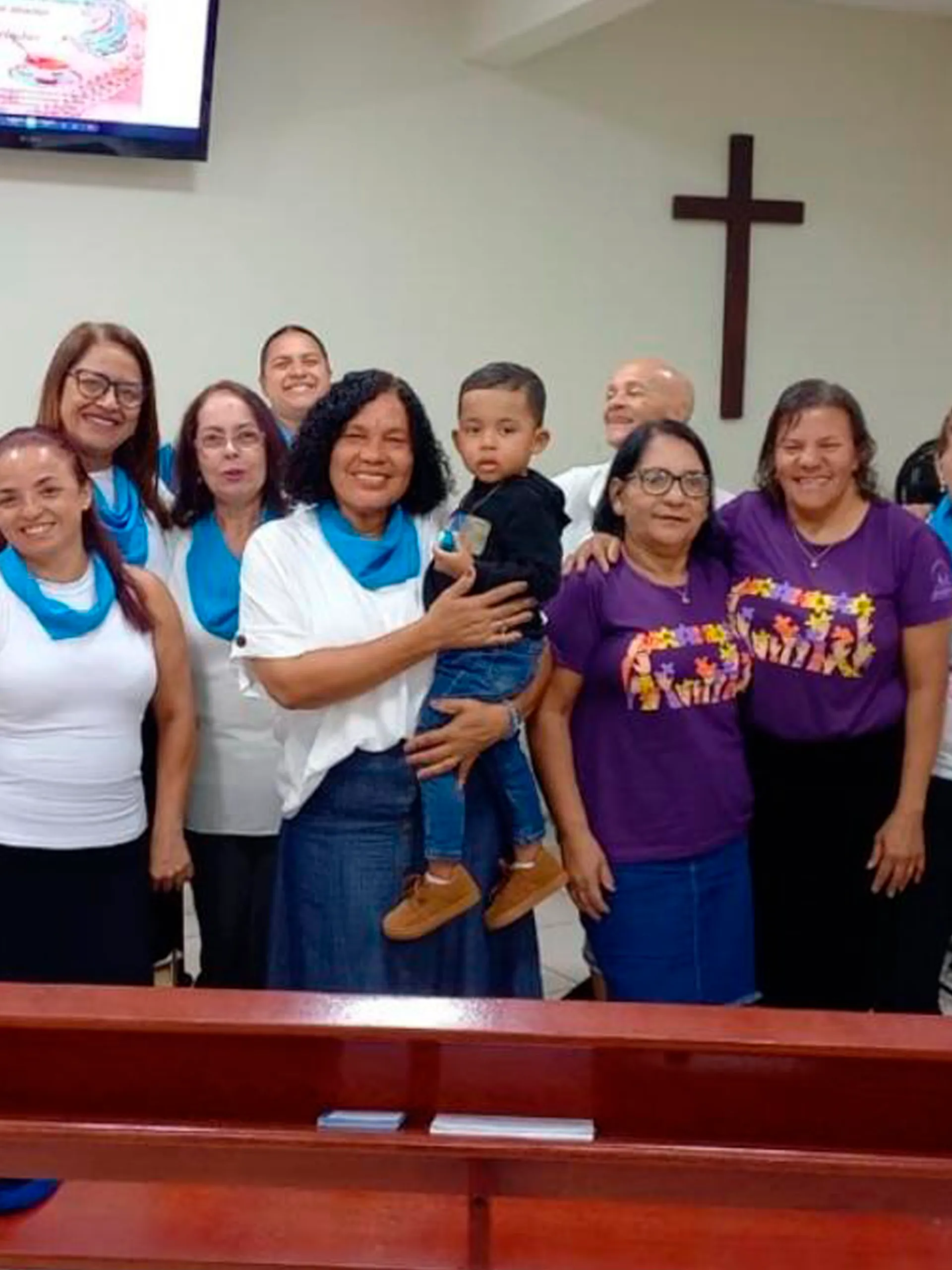 Culto cristão na Igreja de Nova Vida com fiéis reunidos em adoração