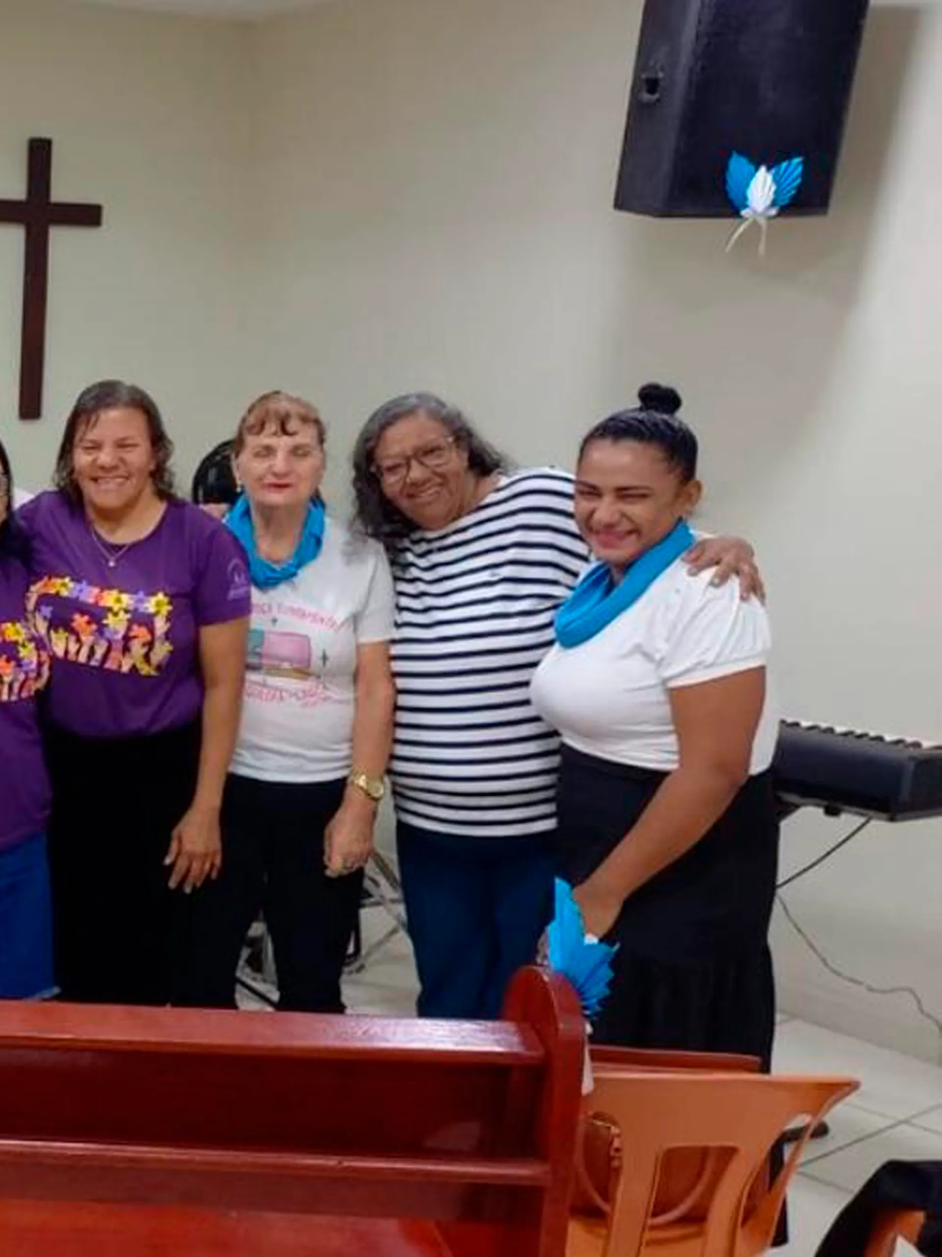 Culto cristão na Igreja de Nova Vida com fiéis reunidos em adoração