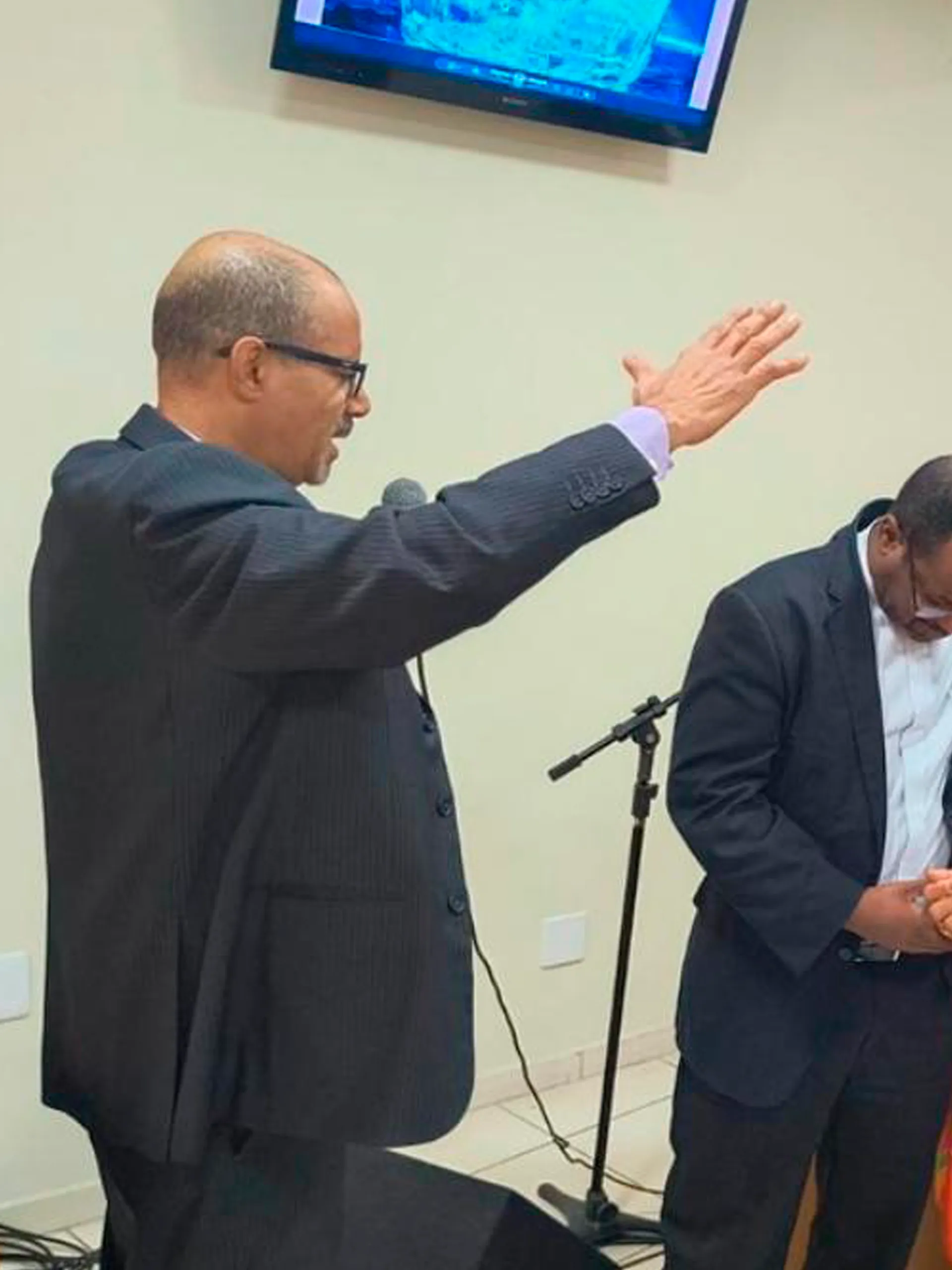 Culto cristão na Igreja de Nova Vida com fiéis reunidos em adoração