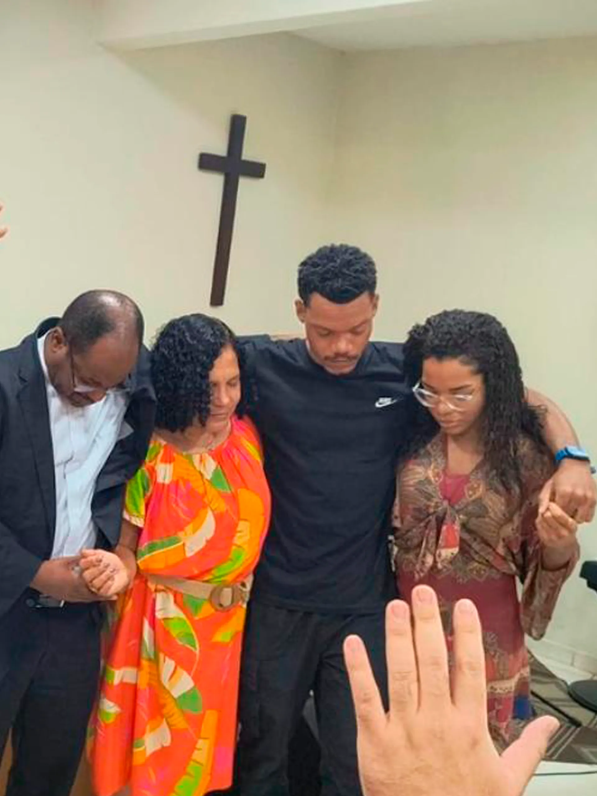 Culto cristão na Igreja de Nova Vida com fiéis reunidos em adoração