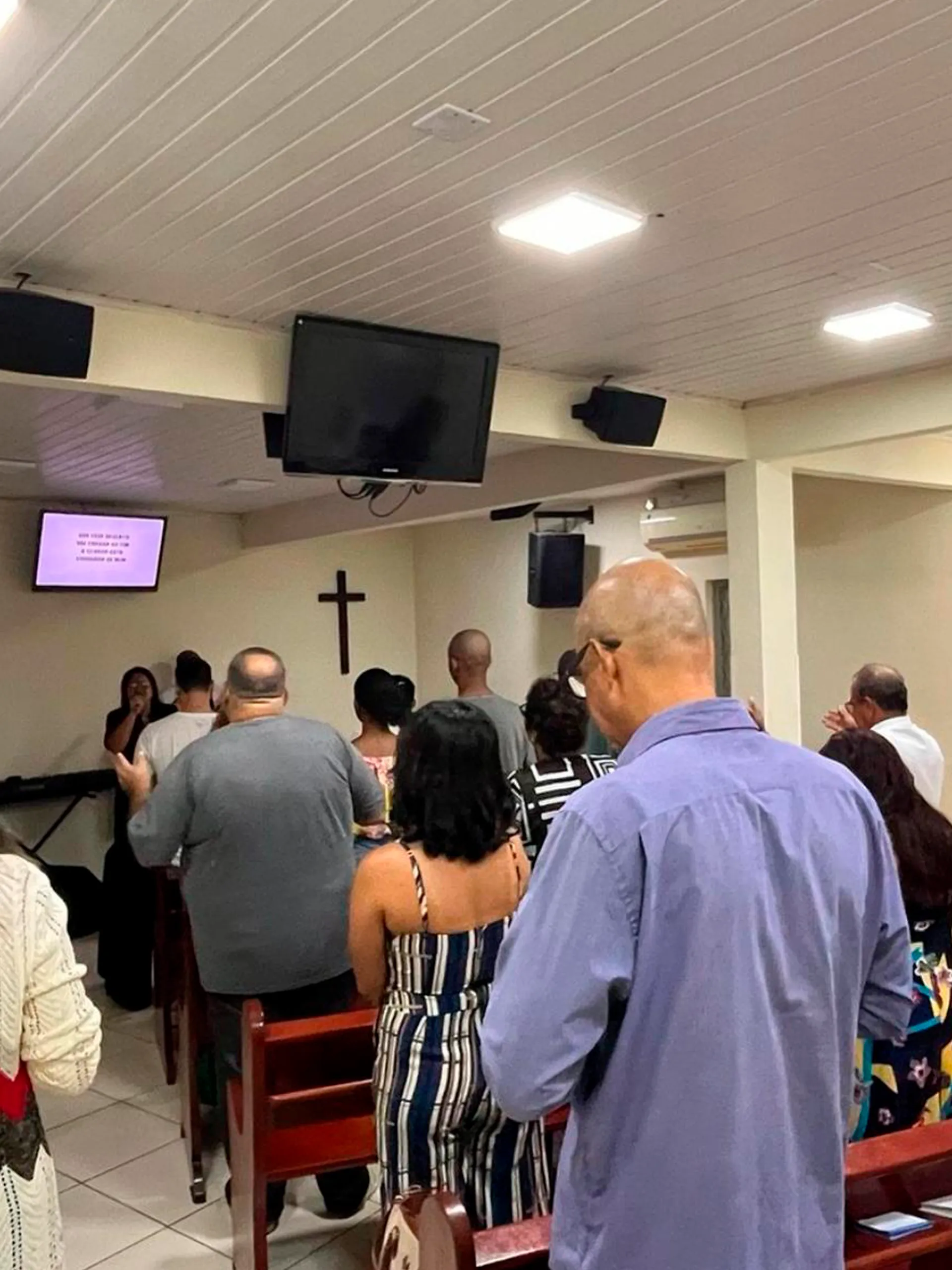 Culto cristão na Igreja de Nova Vida com fiéis reunidos em adoração