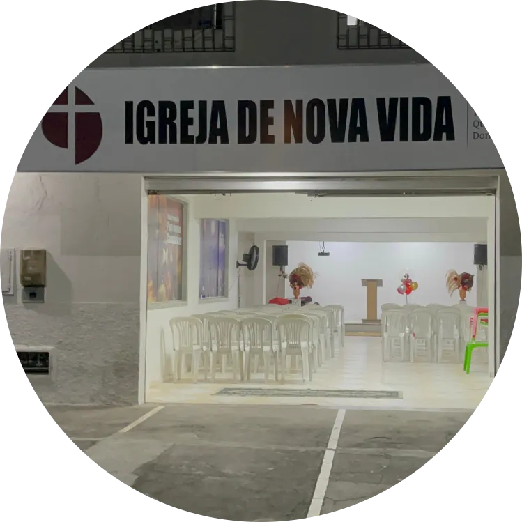 Culto cristão na Igreja de Nova Vida com fiéis reunidos em adoração