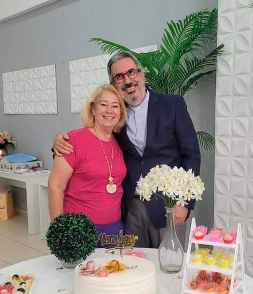 Culto cristão na Igreja de Nova Vida com fiéis reunidos em adoração