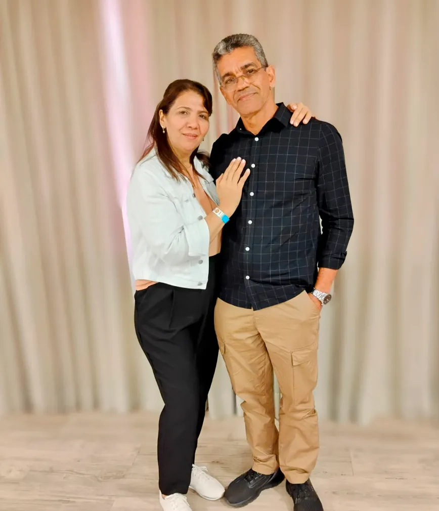 Culto cristão na Igreja de Nova Vida com fiéis reunidos em adoração