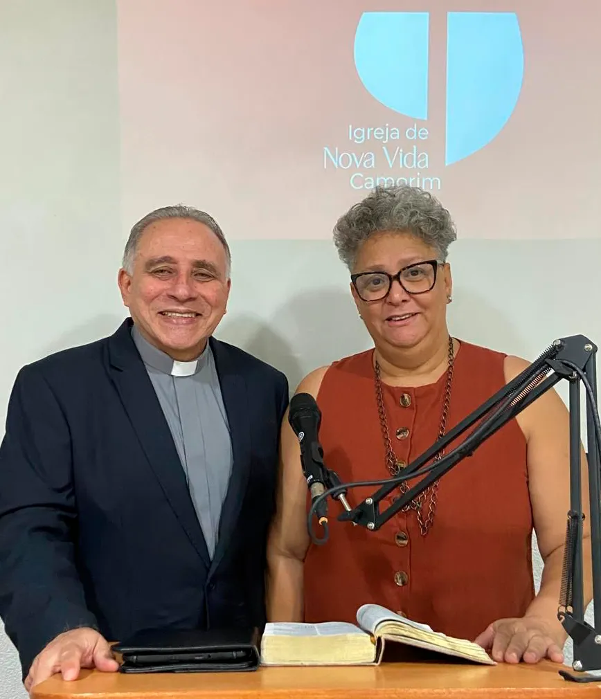 Culto cristão na Igreja de Nova Vida com fiéis reunidos em adoração