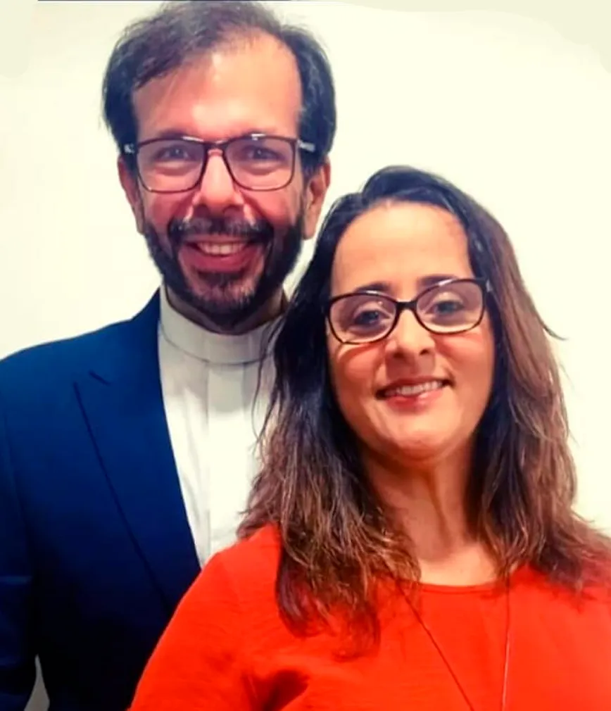 Culto cristão na Igreja de Nova Vida com fiéis reunidos em adoração