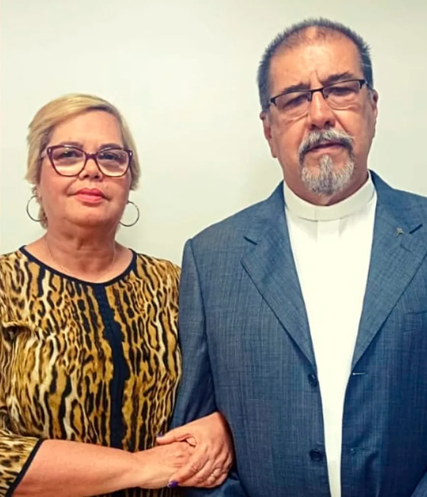 Culto cristão na Igreja de Nova Vida com fiéis reunidos em adoração