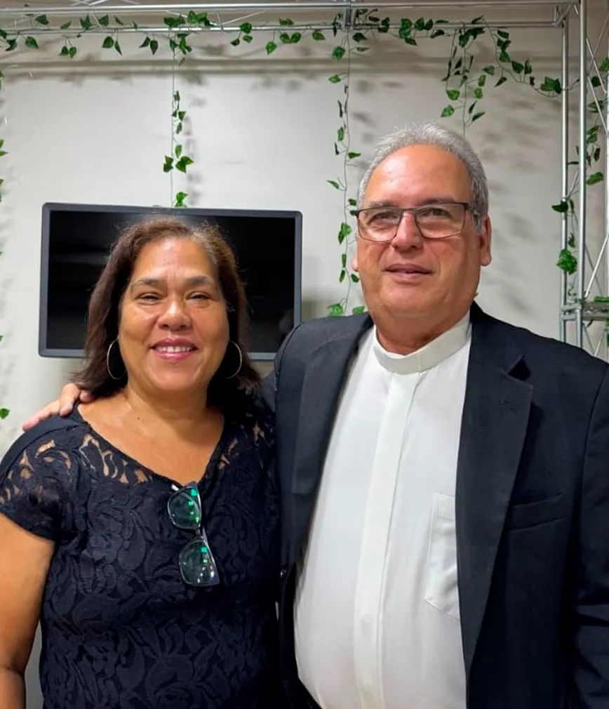 Culto cristão na Igreja de Nova Vida com fiéis reunidos em adoração