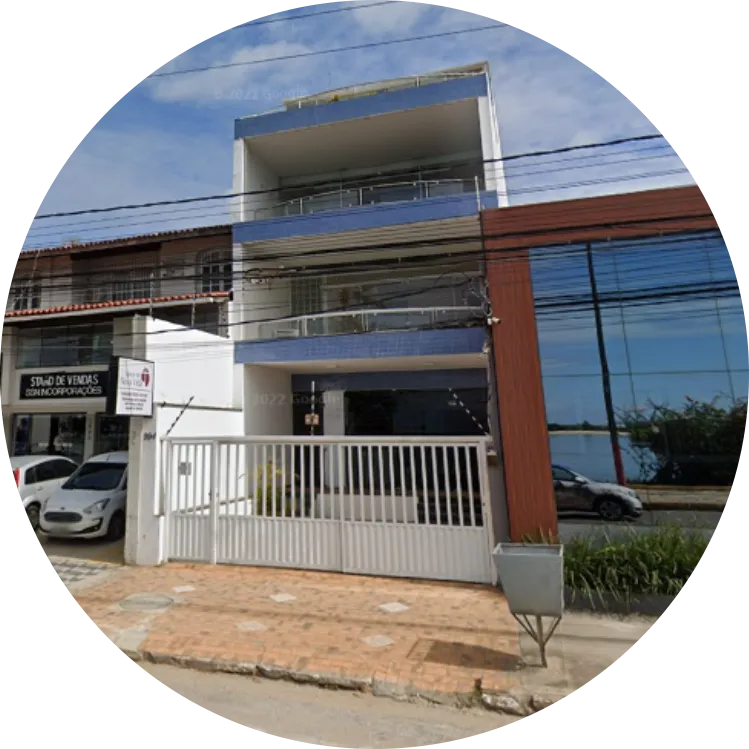 Culto cristão na Igreja de Nova Vida com fiéis reunidos em adoração