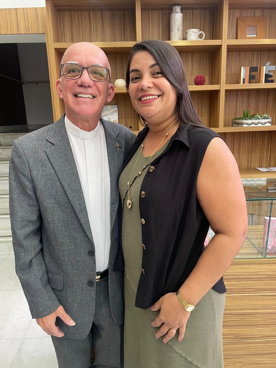 Culto cristão na Igreja de Nova Vida com fiéis reunidos em adoração
