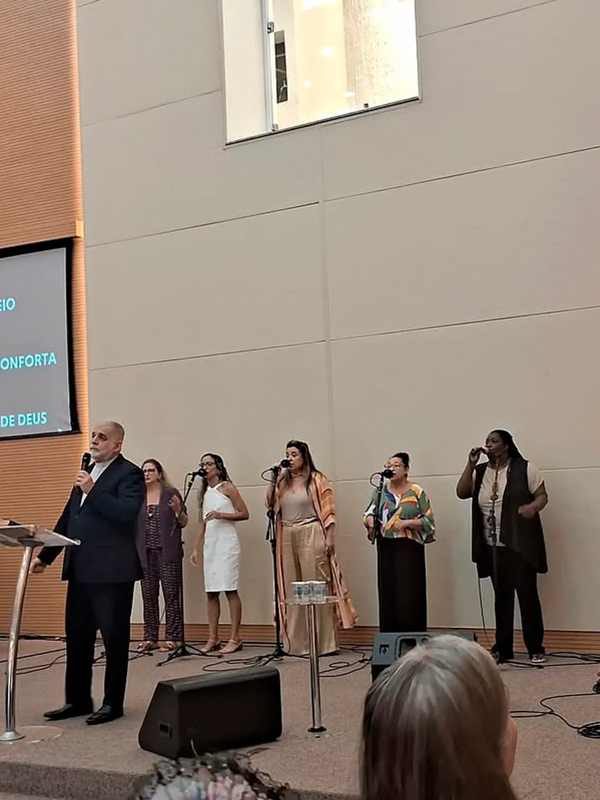 Culto cristão na Igreja de Nova Vida com fiéis reunidos em adoração
