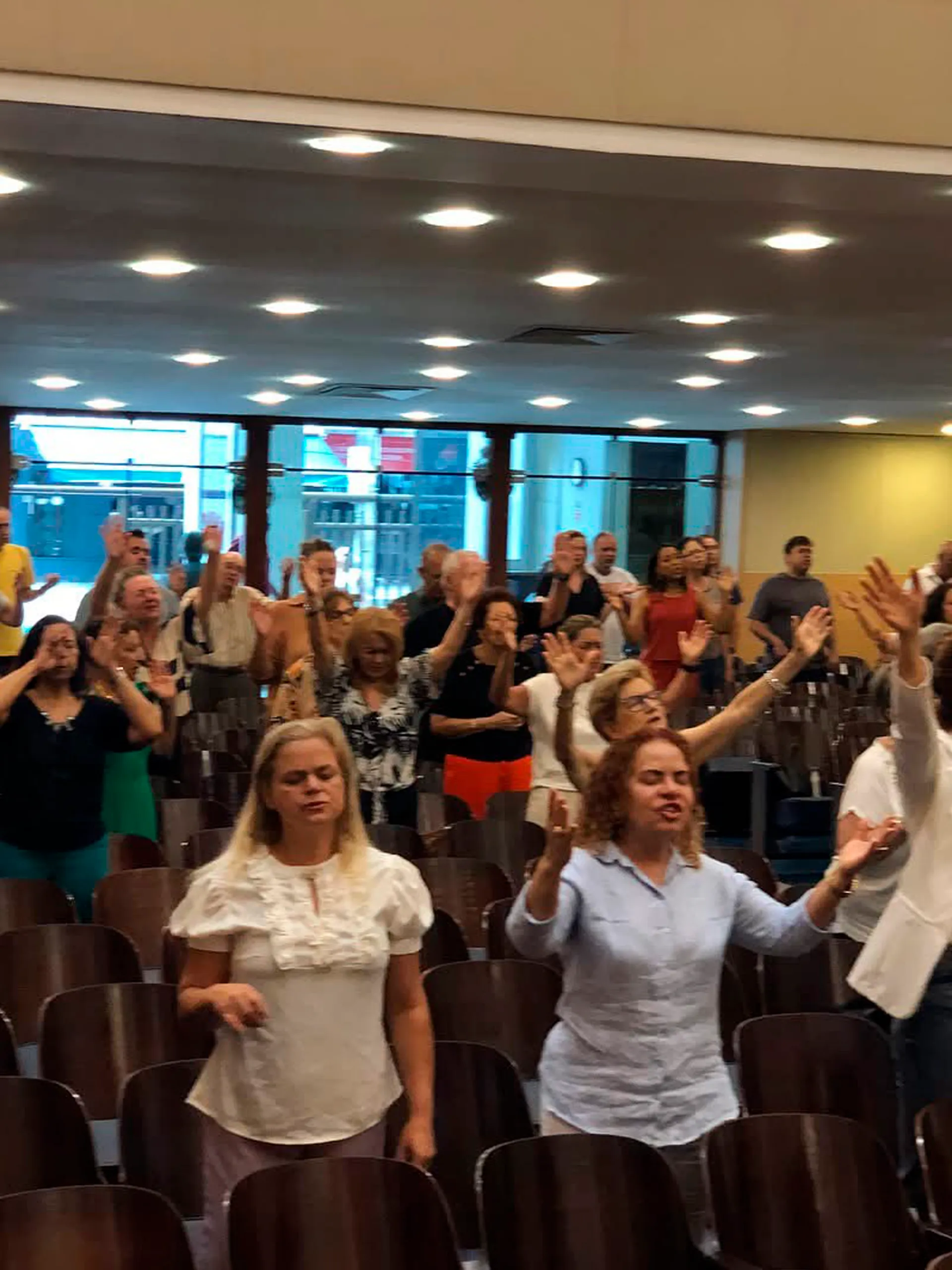 Culto cristão na Igreja de Nova Vida com fiéis reunidos em adoração