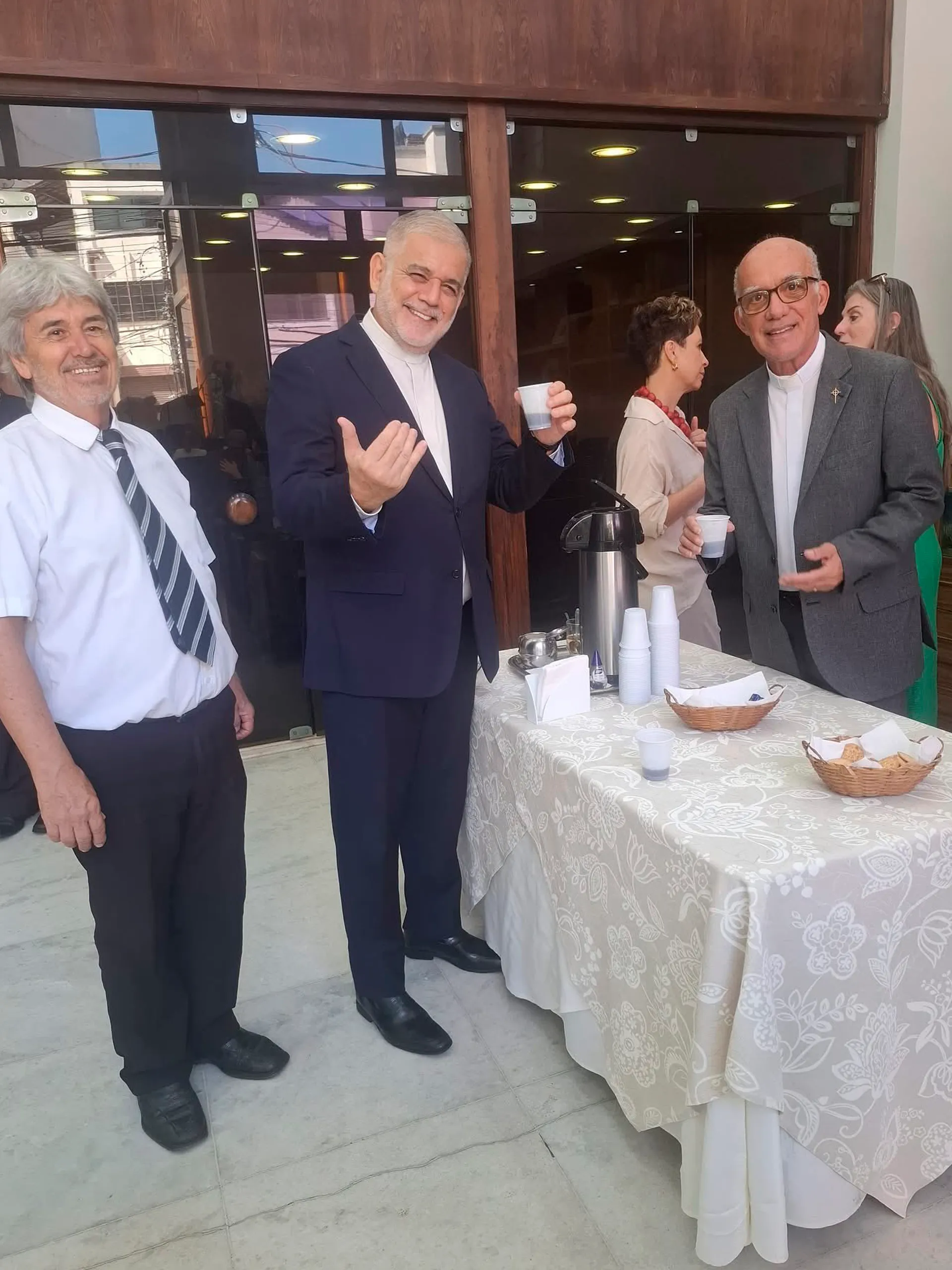 Culto cristão na Igreja de Nova Vida com fiéis reunidos em adoração