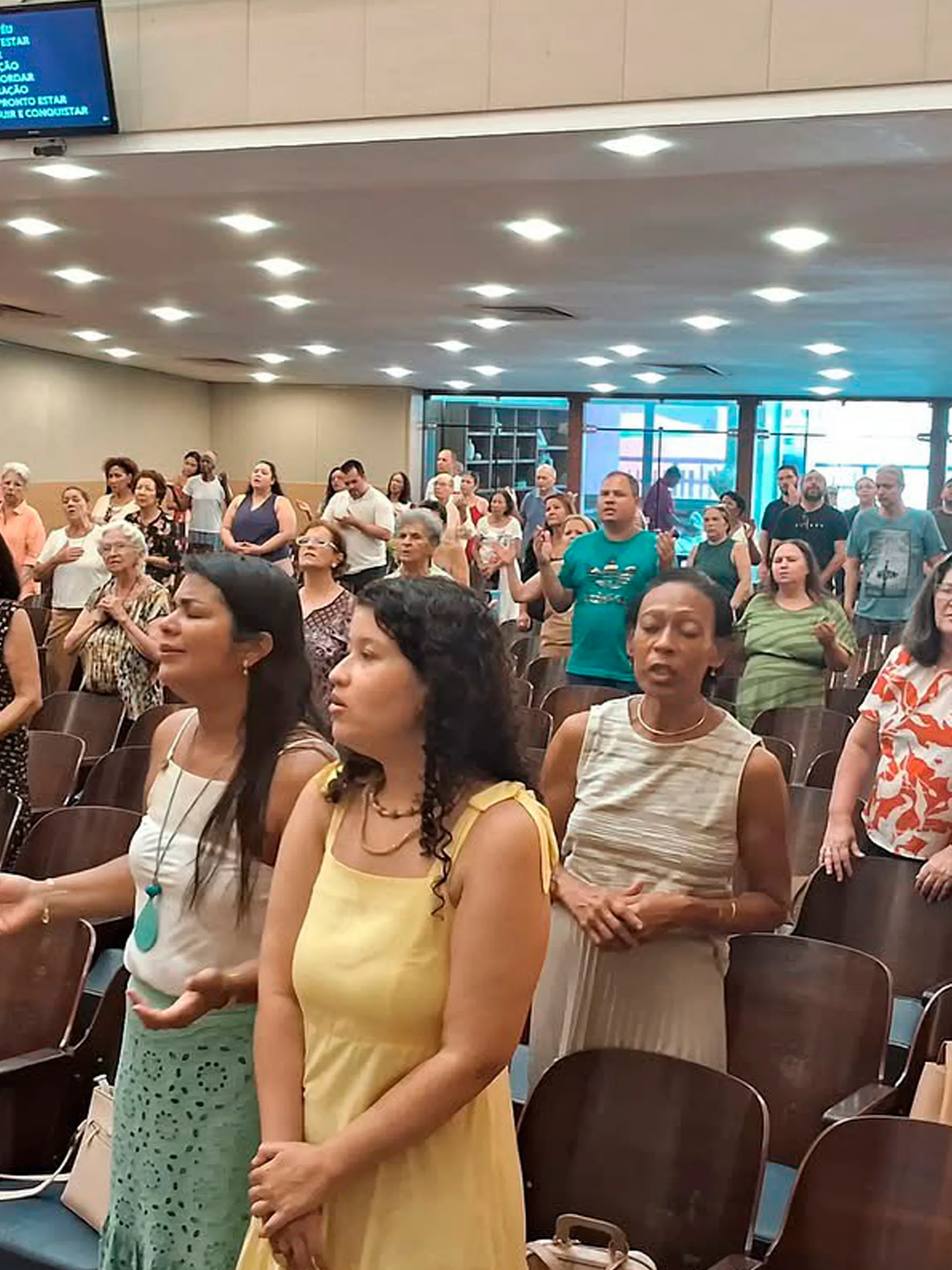 Culto cristão na Igreja de Nova Vida com fiéis reunidos em adoração