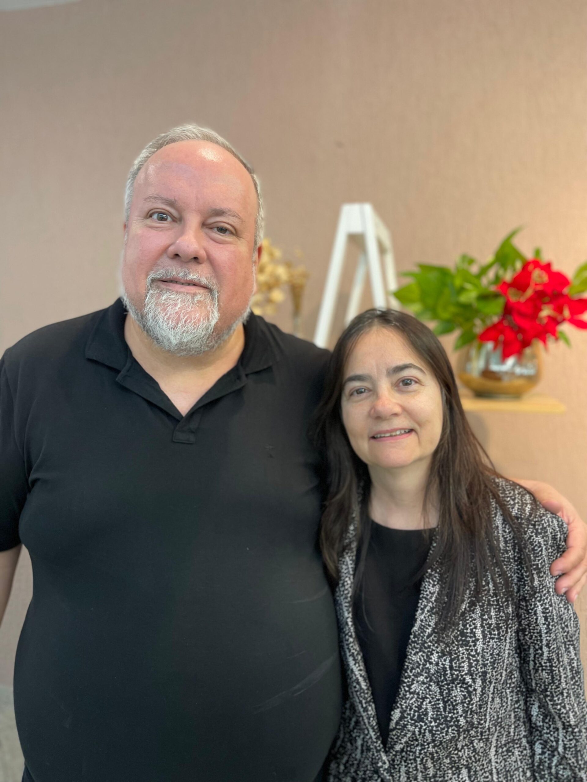 Culto cristão na Igreja de Nova Vida com fiéis reunidos em adoração