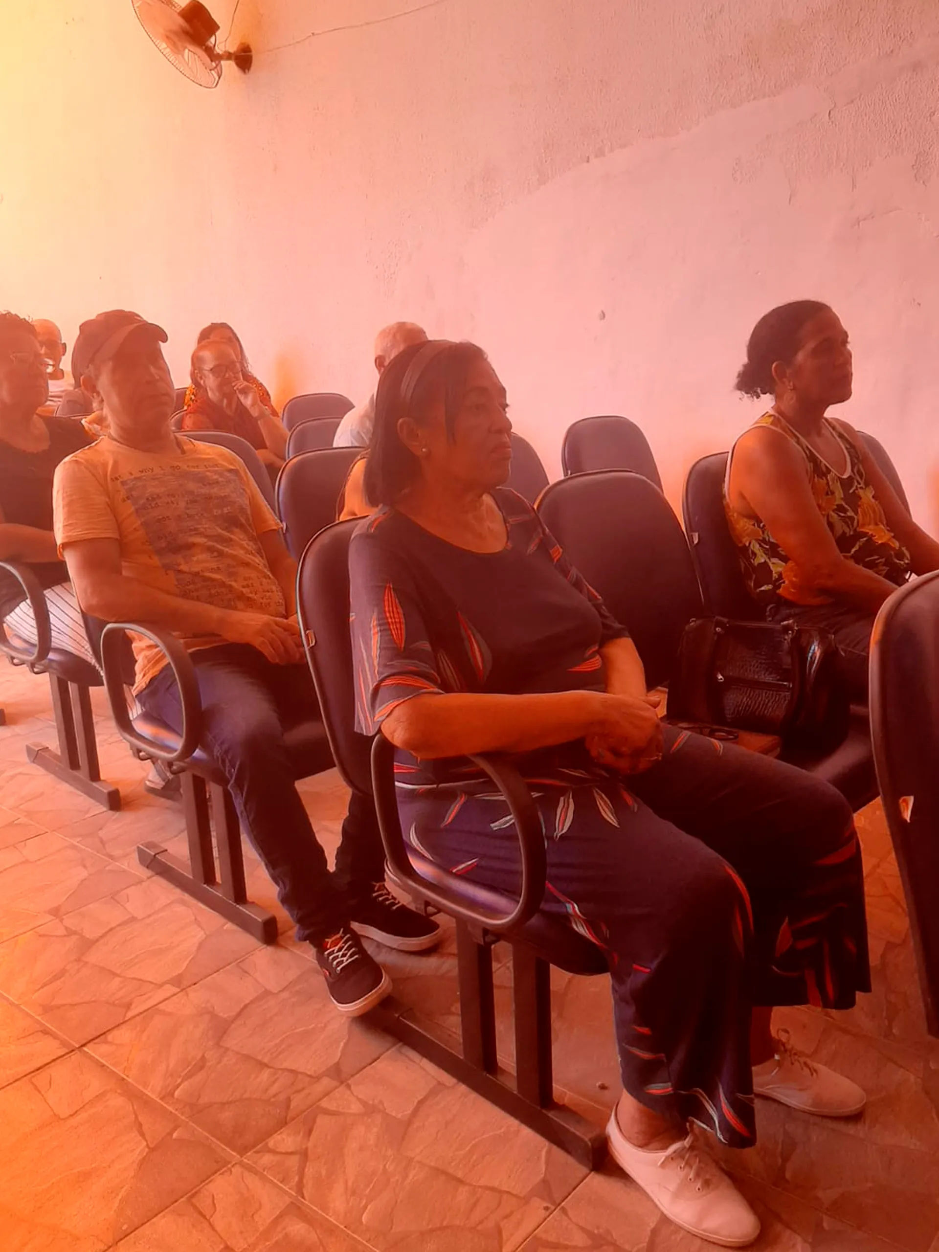 Culto cristão na Igreja de Nova Vida com fiéis reunidos em adoração