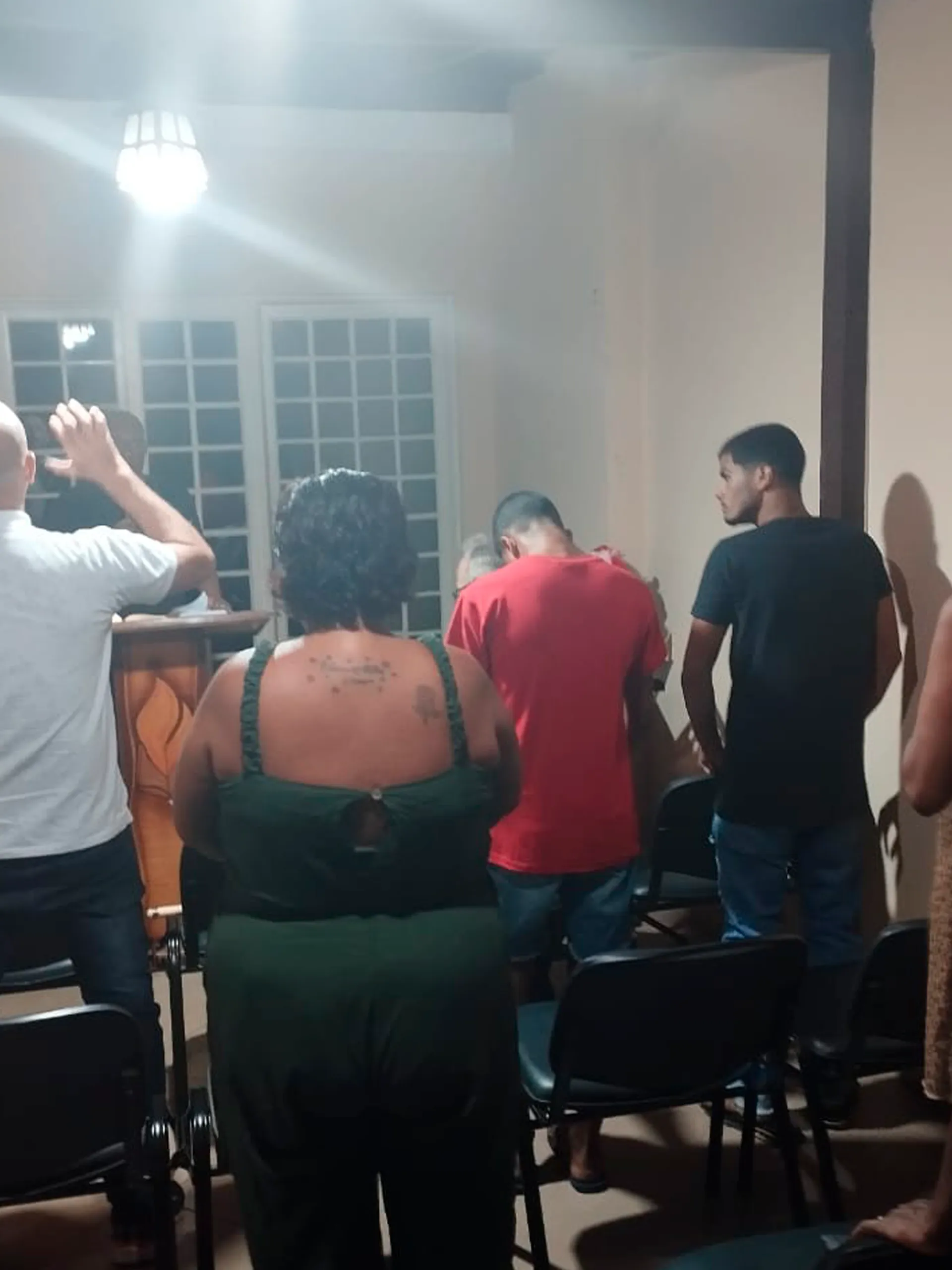 Culto cristão na Igreja de Nova Vida com fiéis reunidos em adoração