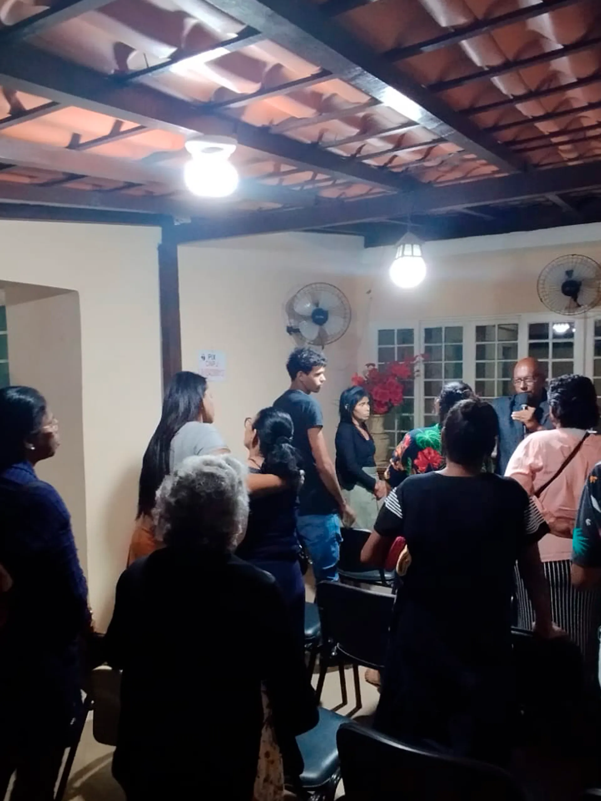 Culto cristão na Igreja de Nova Vida com fiéis reunidos em adoração